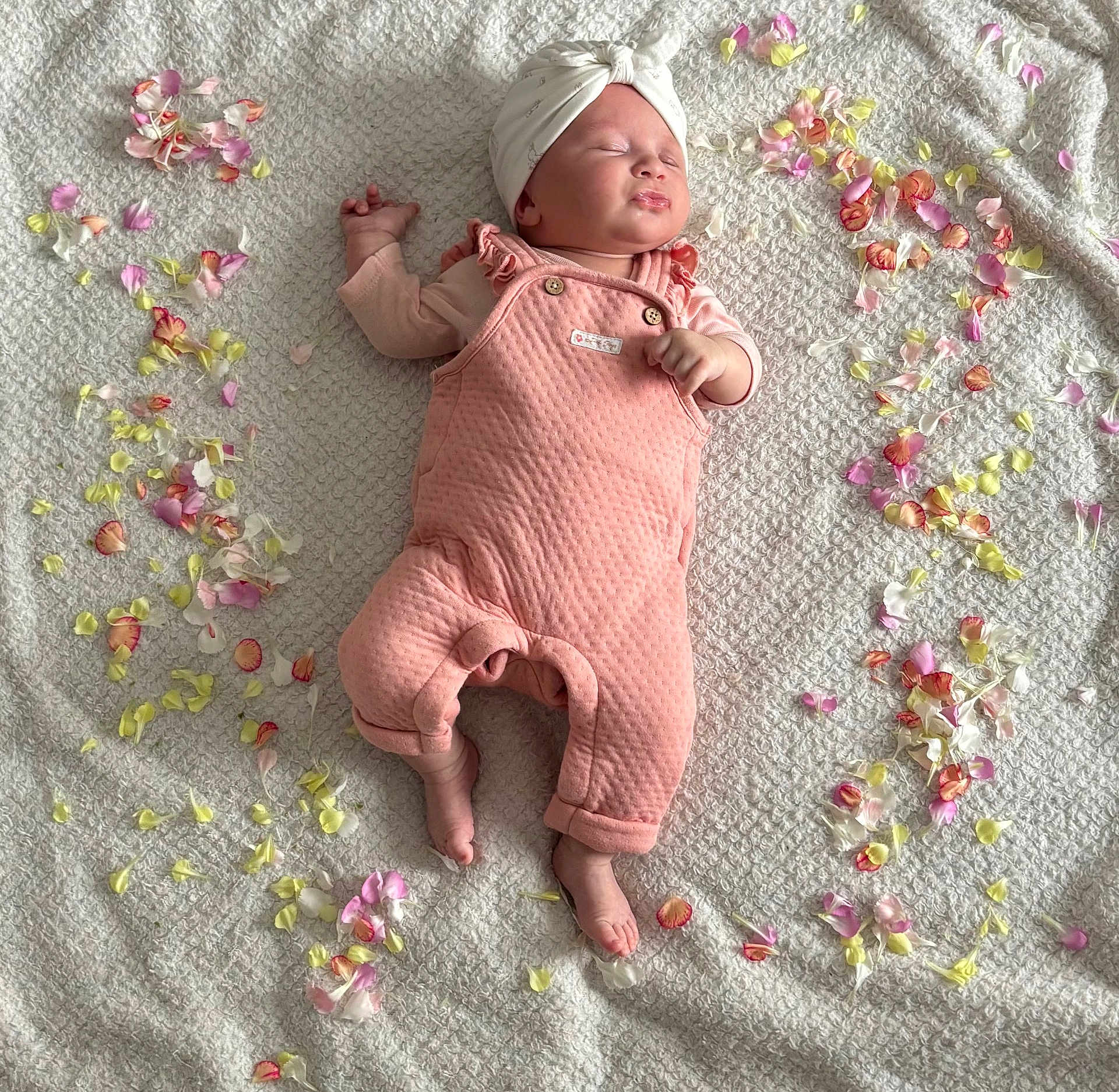Léyana a rejoint le concours — aidez-le/la à gagner de superbes lots ! baby, newborn, infant, sleeping, pink_outfit, headwrap, blanket, flower_petals, top_view, textured_blanket, soft_lighting, cute, toes, hands, portrait, lying_down, studio_style, pale_skin, small_size, cozy
