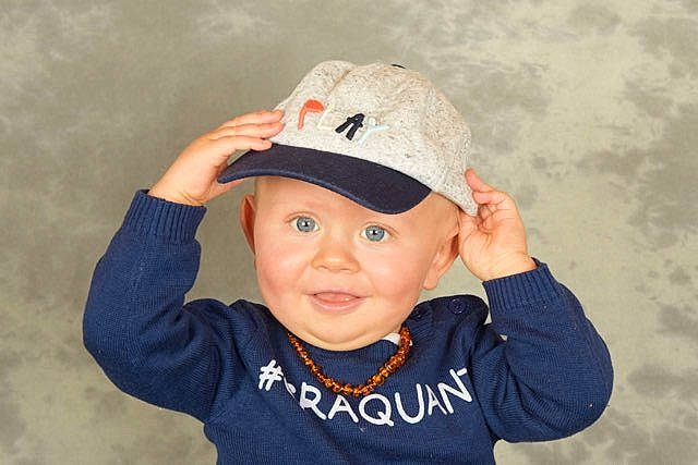 Tiago a rejoint le concours — aidez-le/la à gagner de superbes lots ! arm, baby_toddler_clothing, baseball_cap, cap, child, cricket_cap, electric_blue, fashion_accessory, finger, flash_photography, fun, gesture, happy, head, headgear, headwear, person, personal_protective_equipment, sleeve, smile