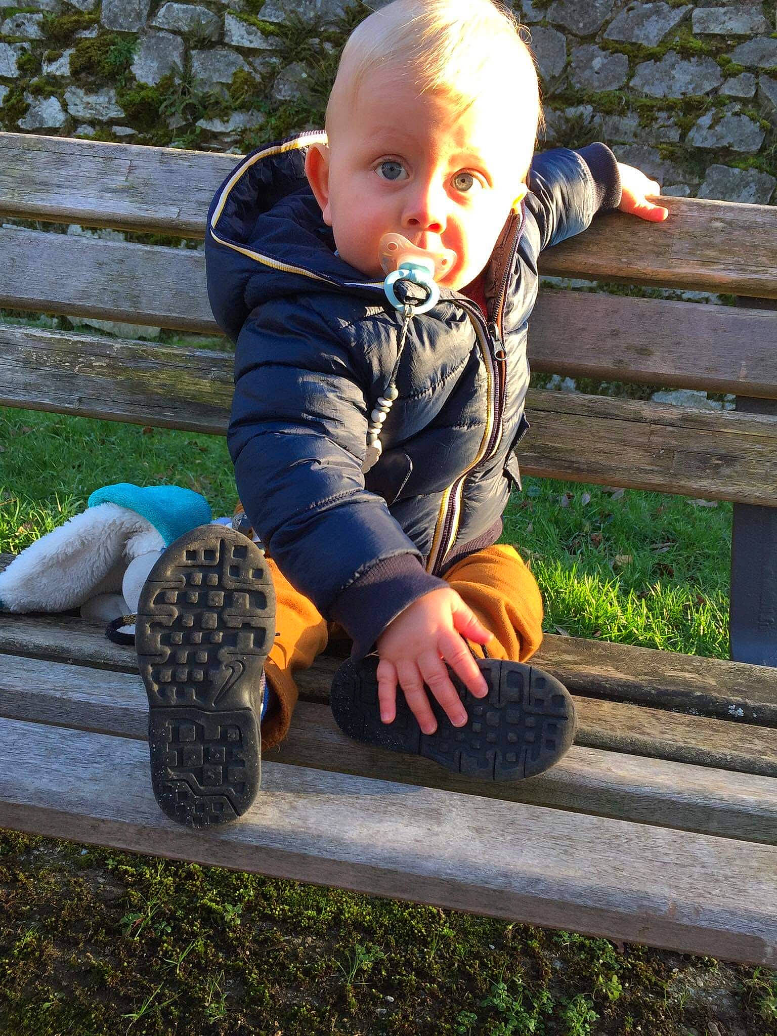 Tiago a rejoint le concours — aidez-le/la à gagner de superbes lots ! baby, baby_toddler_clothing, beauty, boot, cheek, child, electric_blue, eye, grass, happy, leaf, leg, leisure, pattern, people, people_in_nature, person, sitting, spring, toddler