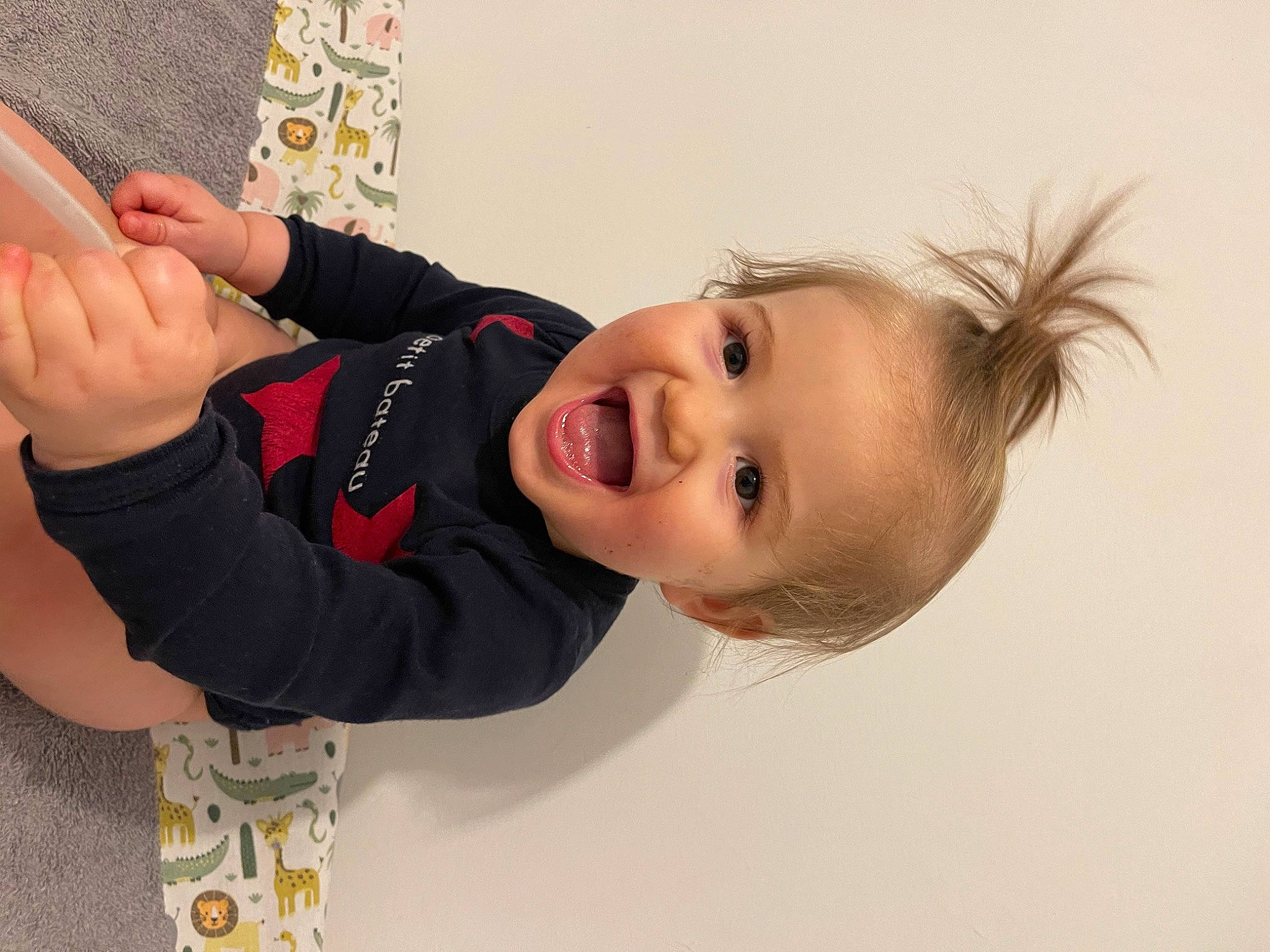 Kemyl a rejoint le concours — aidez-le/la à gagner de superbes lots ! arm, blond, elbow, eyelash, finger, flooring, fun, gesture, hand, happy, human_body, jewellery, nail, neck, nose, person, shoulder, smile, thumb, toddler