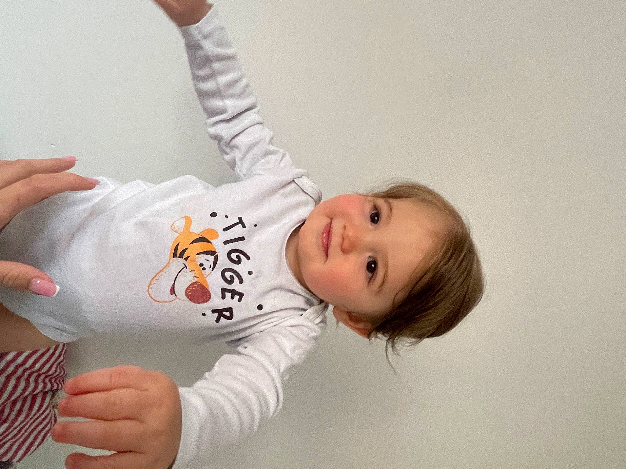 Kemyl a rejoint le concours — aidez-le/la à gagner de superbes lots ! arm, baby, baby_toddler_clothing, child, comfort, elbow, finger, fun, gesture, hand, happy, human_leg, joy, knee, person, sitting, sleeve, smile, t_shirt, thigh