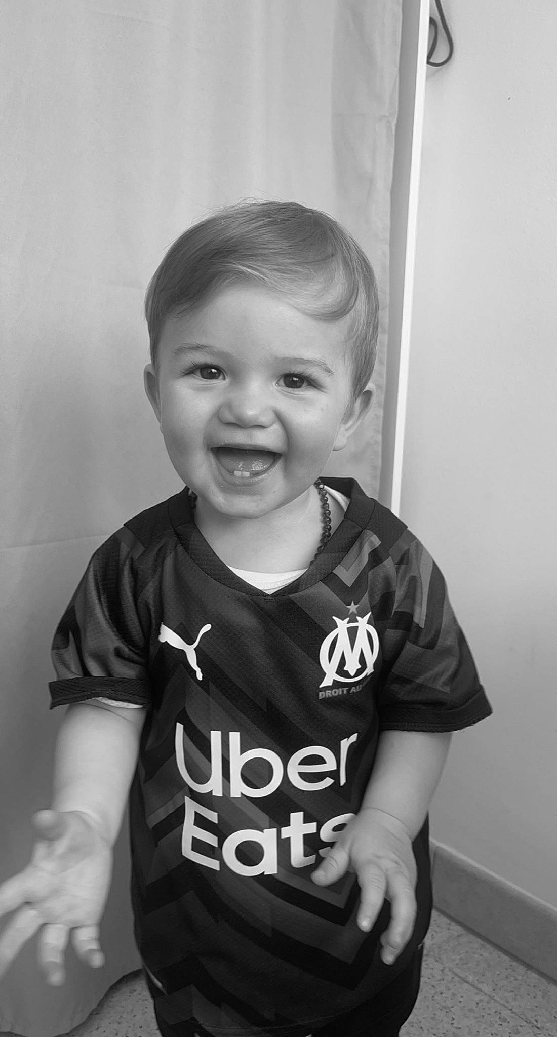 Kemyl a rejoint le concours — aidez-le/la à gagner de superbes lots ! arm, baby_toddler_clothing, black_and_white, cheek, chin, eye, eyebrow, flash_photography, fun, gesture, happy, iris, person, skin, sleeve, smile, standing, style, t_shirt, toddler