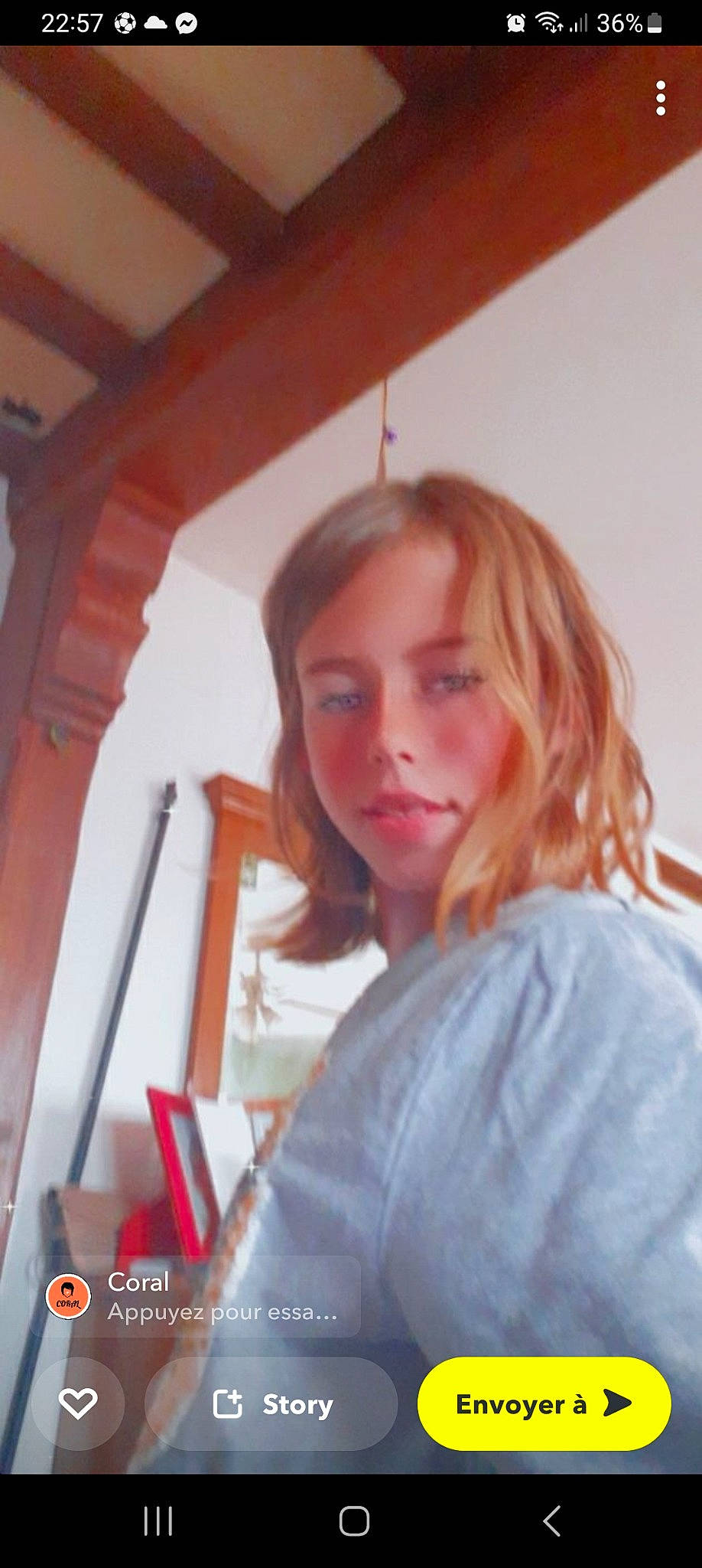 Flavia participe au concours pour gagner de l'argent avec cette photo : bangs, brown_hair, ceiling, child, chin, eye, eyebrow, flooring, fun, hair_coloring, hardwood, long_hair, mouth, nose, person, reading, room, sitting, t_shirt, window