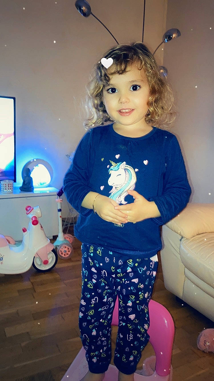 Camélia participe au concours pour gagner de l'argent avec cette photo : active_pants, baby_toddler_clothing, child, cool, electric_blue, flash_photography, fun, hairstyle, happy, iris, joy, knee, person, pink, shoulder, sleeve, smile, standing, t_shirt, thigh