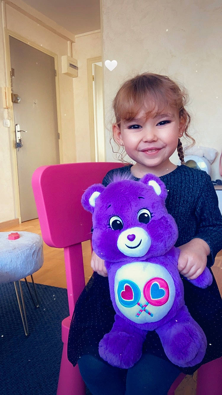 Camélia participe au concours pour gagner de l'argent avec cette photo : baby_toddler_clothing, baby_toys, child, door, fun, hair, happy, head, joy, magenta, person, pink, plush, purple, room, skin, smile, stuffed_toy, teddy_bear, toddler
