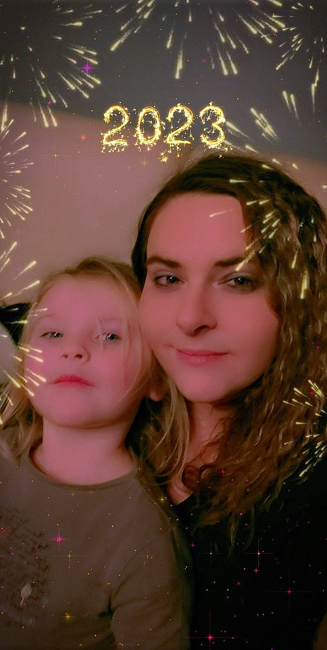 Shelby a rejoint le concours — aidez-le/la à gagner de superbes lots ! beauty, blond, brown_hair, cheek, christmas, christmas_ornament, earrings, event, eye, eyebrow, eyelash, flash_photography, fun, hair, hairstyle, happy, iris, jewellery, lip, nose