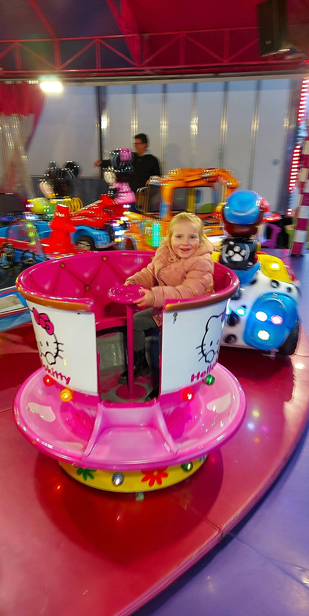 Shelby a rejoint le concours — aidez-le/la à gagner de superbes lots ! amusement_park, amusement_ride, automotive_design, automotive_exterior, baby_toys, bumper, child, event, fictional_character, fun, joy, leisure, magenta, mode_of_transport, motor_vehicle, person, pink, play, recreation, riding_toy