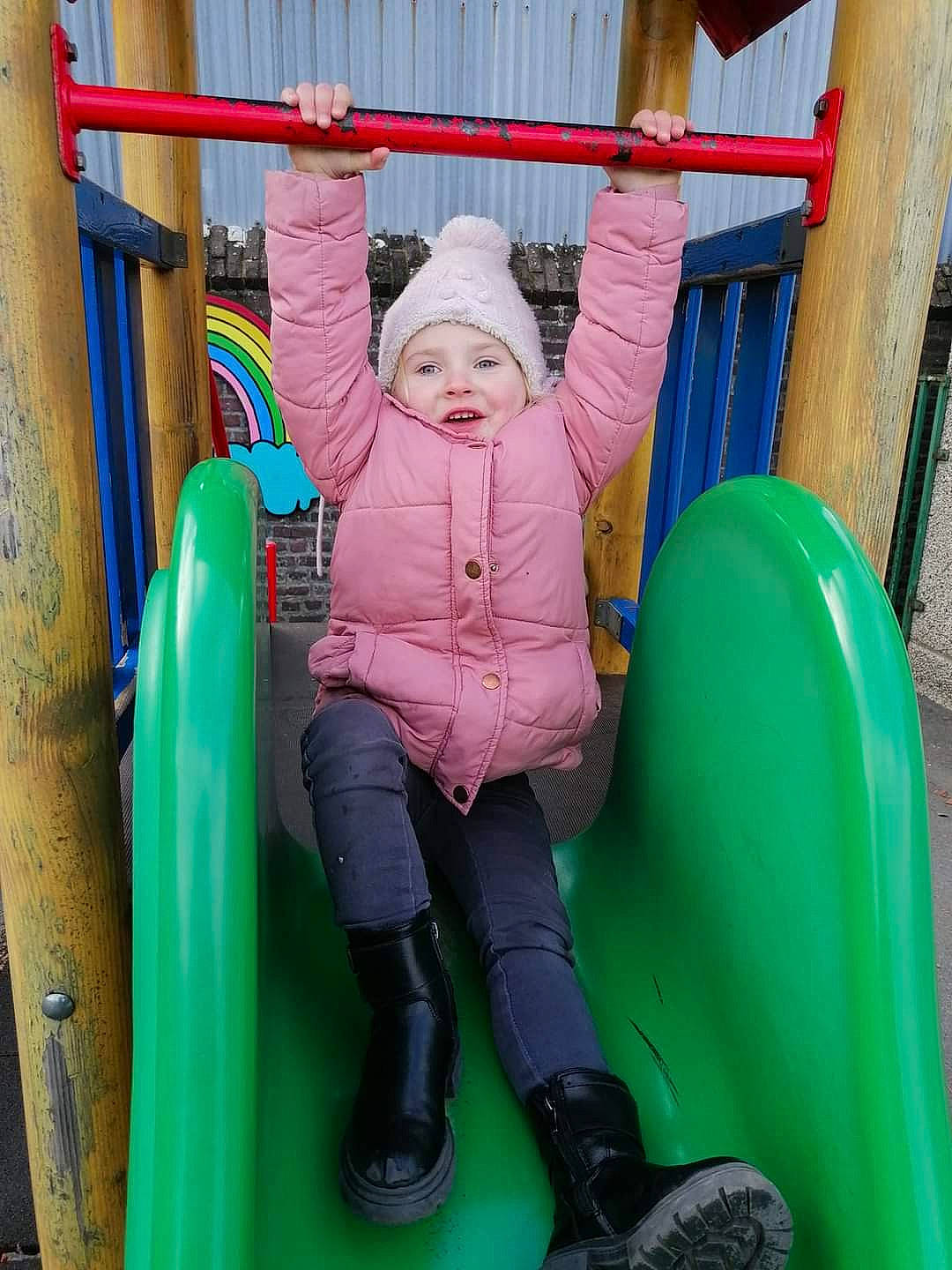 Shelby a rejoint le concours — aidez-le/la à gagner de superbes lots ! baby_toddler_clothing, blue, child, chute, city, electric_blue, fun, green, headwear, leisure, magenta, outdoor_play_equipment, person, pink, play, playground, playground_slide, purple, recreation, sitting