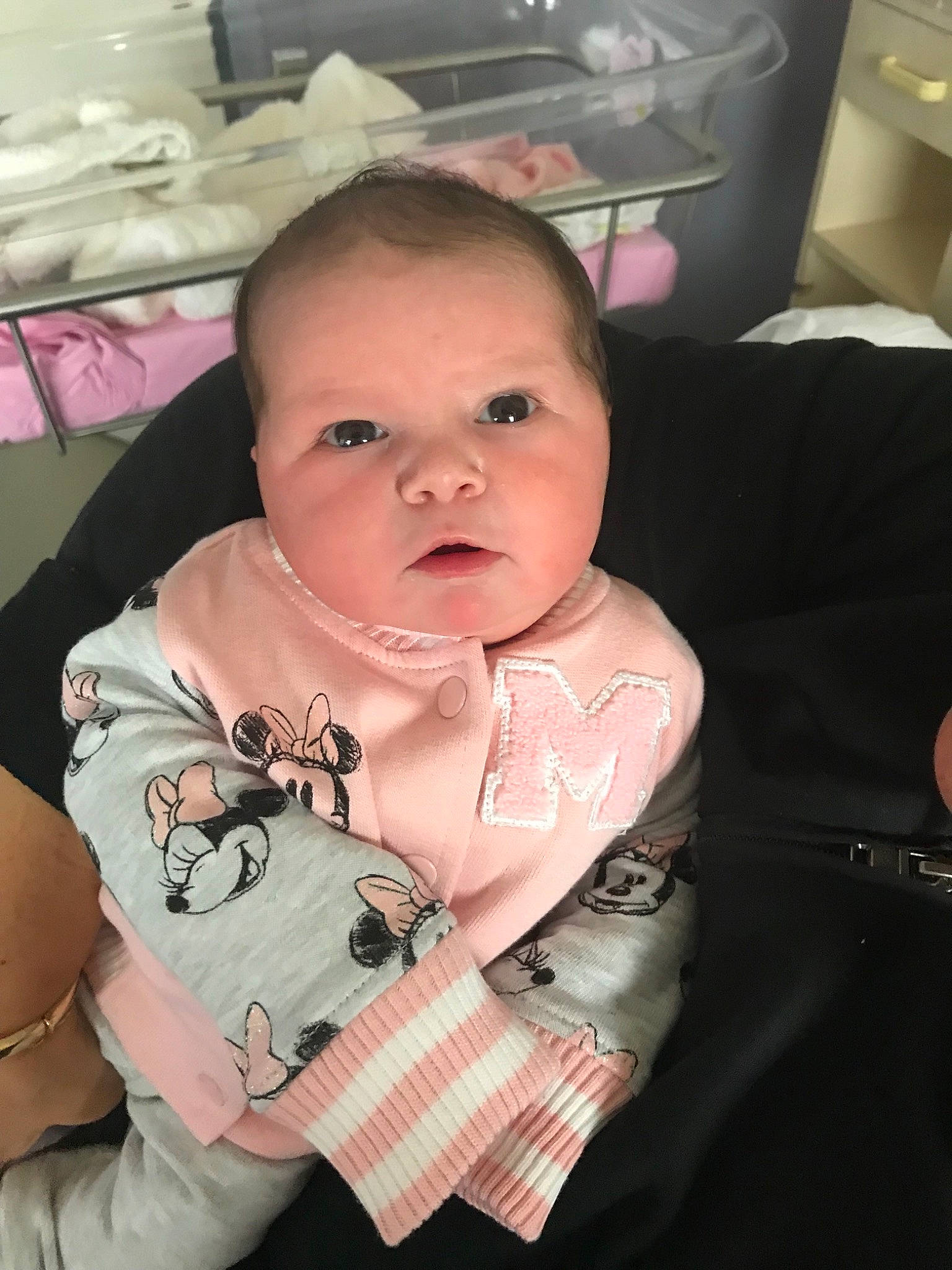 Fériel a rejoint le concours — aidez-le/la à gagner de superbes lots ! arm, cheek, child, chin, day, ear, eye, finger, forehead, girl, head, infant, iris, lip, mouth, nose, person, product, skin, smile