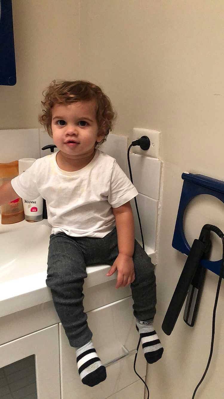 Akyem is registered to the contest to win money with this photo: arm, child, joint, leg, person, play, shoulder, standing, t_shirt, toddler