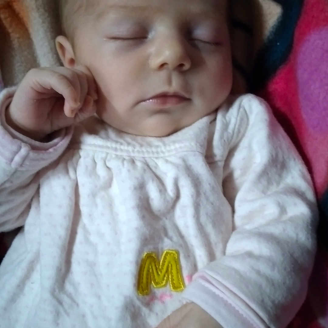 Alice participe au concours pour gagner de l'argent avec cette photo : baby, blanket, bodypart, clothing, cushion, face, finger, hand, hat, head, homedecor, knitwear, newborn, person, photography, portrait, quilt, sleeping, sweater, t_shirt