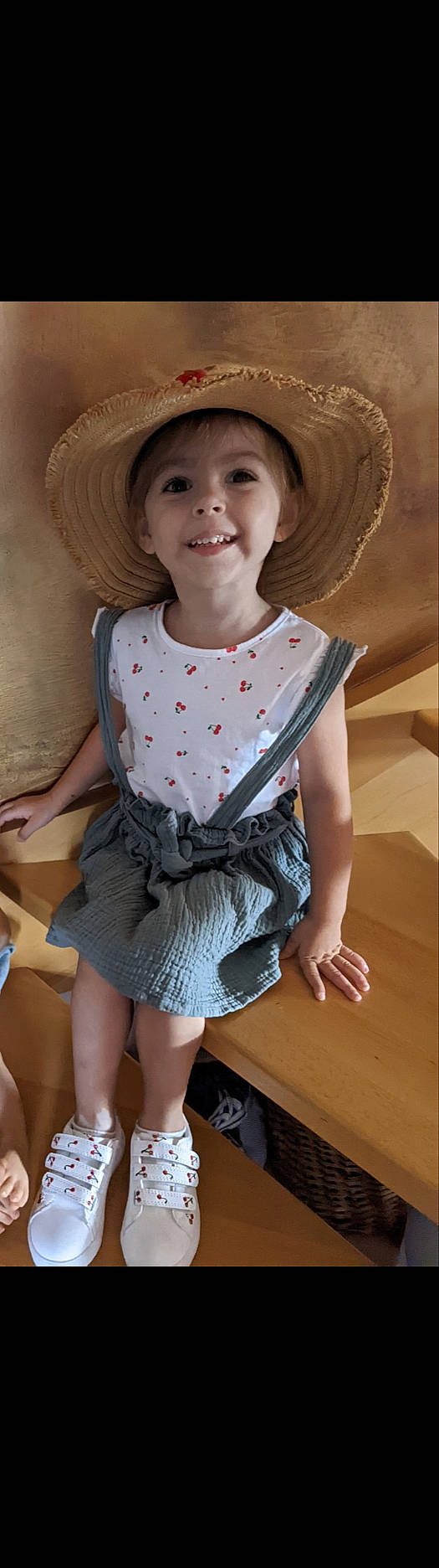 Giulia a rejoint le concours — aidez-le/la à gagner de superbes lots ! bow_tie, day_dress, dress, eye, fashion_design, hair, happy, headwear, human_body, joy, neck, one_piece_garment, pattern, person, plaid, skin, sleeve, smile, tartan, toddler