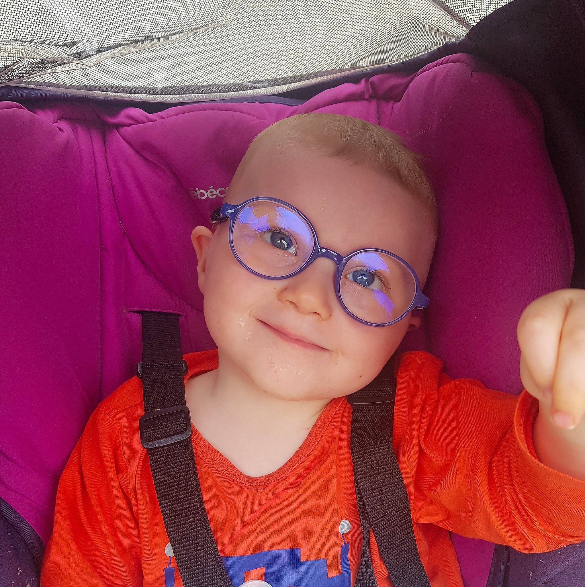 Leo participe au concours pour gagner de l'argent avec cette photo : eye, eyebrow, eyewear, finger, gesture, glasses, happy, head, human, joy, lip, mouth, orange, person, pink, product, purple, shoulder, sleeve, smile
