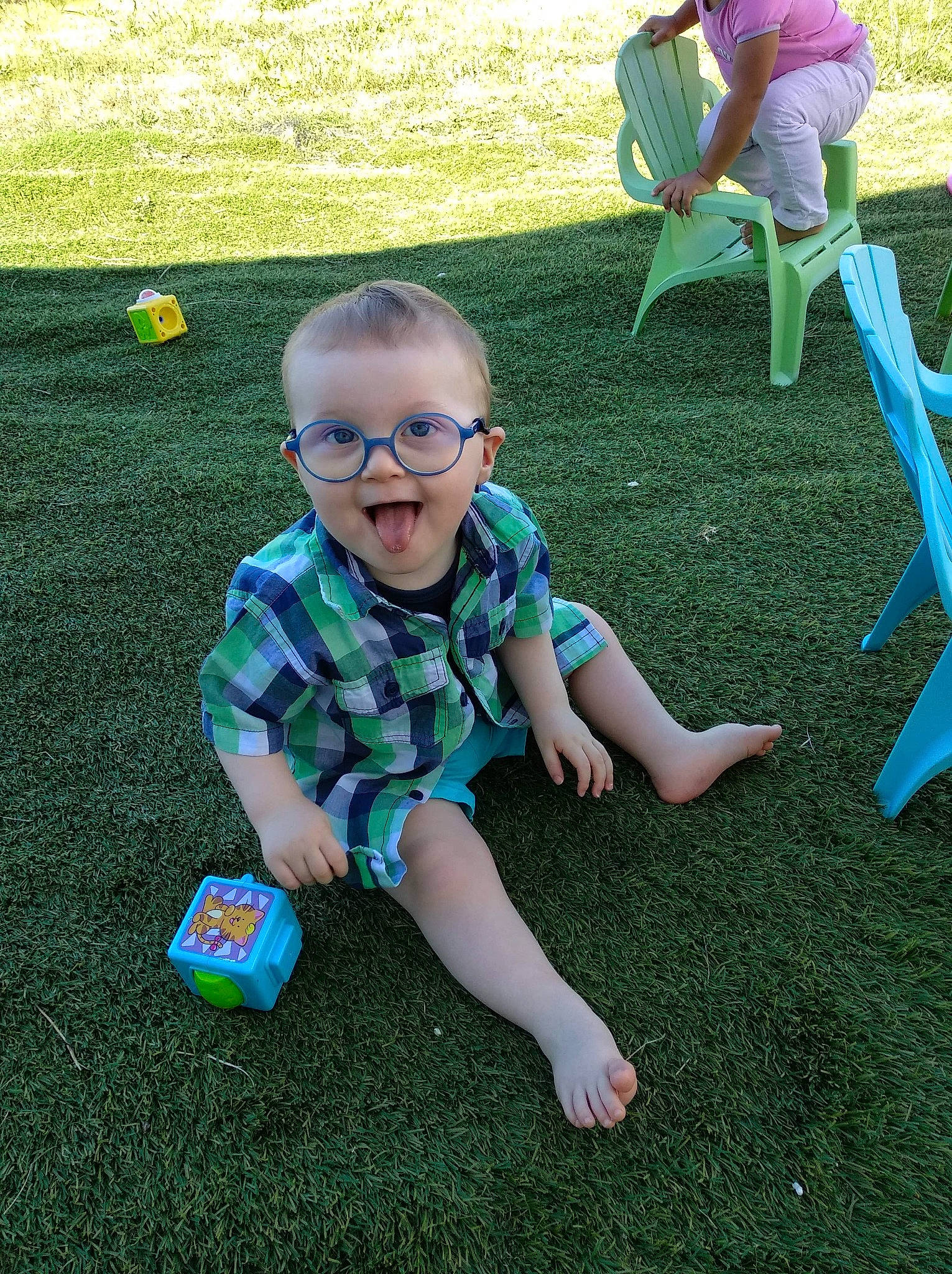 Leo a rejoint le concours — aidez-le/la à gagner de superbes lots ! baby_toddler_clothing, child, fun, grass, grass_family, green, groundcover, happy, leaf, leisure, mammal, nature, outdoor_furniture, people, people_in_nature, person, recreation, shorts, smile, summer