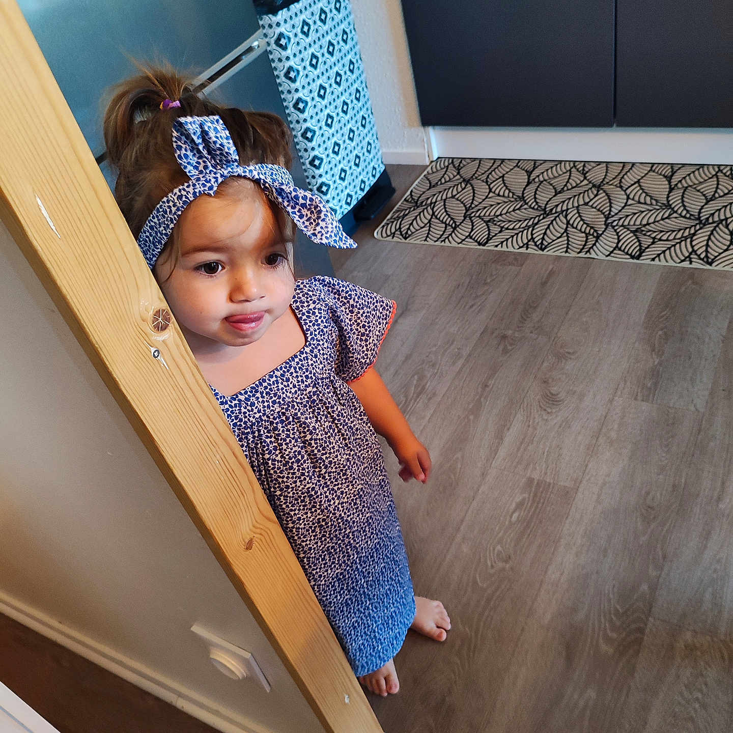 Lou a rejoint le concours — aidez-le/la à gagner de superbes lots ! bodypart, child, closet, clothing, dress, eveningdress, face, female, finger, formalwear, girl, hand, hardwood, head, hiding, indoors, interiordesign, person, plywood, wood