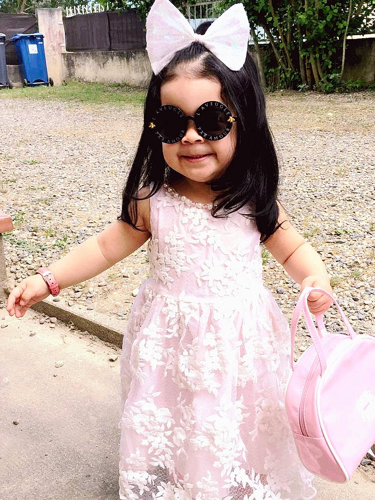 Lorrena Campos a rejoint le concours — aidez-le/la à gagner de superbes lots ! child, clothing, cool, costume, dress, ear, eyewear, fashion_accessory, glasses, hair_accessory, joy, long_hair, person, pink, plant, smile, sunglasses, toddler, vision_care, white