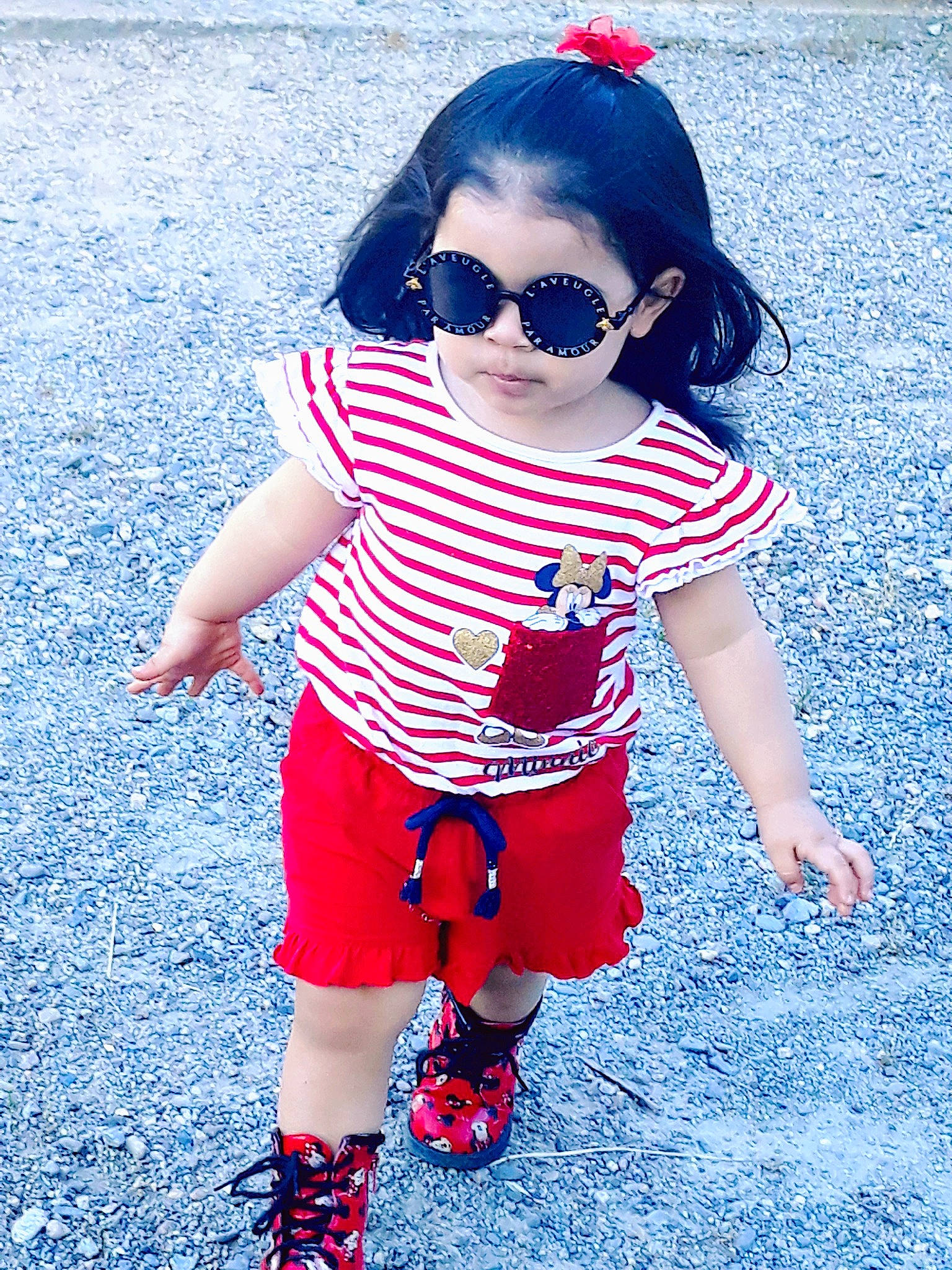 Lorrena Campos participe au concours pour gagner de l'argent avec cette photo : blue, child, clothing, cool, design, dress, electric_blue, eyewear, footwear, glasses, lip, nose, pattern, person, red, shoe, sleeve, summer, sunglasses, toddler