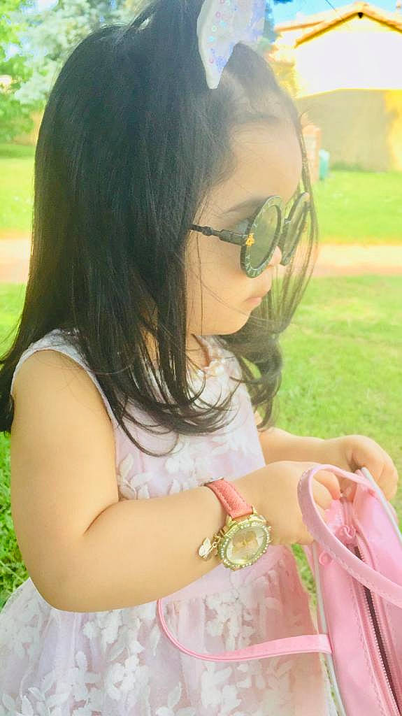 Lorrena Campos participe au concours pour gagner de l'argent avec cette photo : brown_hair, child, eyewear, glasses, grass, hair, person, pink, vision_care