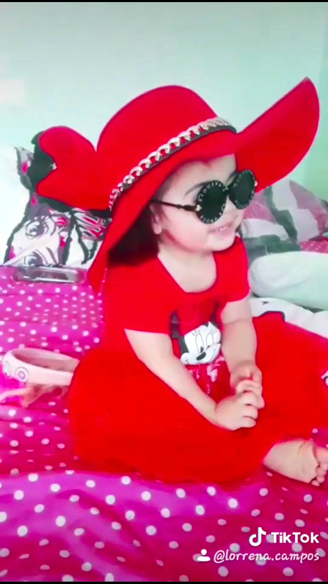 Lorrena Campos participe au concours pour gagner de l'argent avec cette photo : child, headgear, magenta, pattern, person, pink, polka_dot, red, toddler