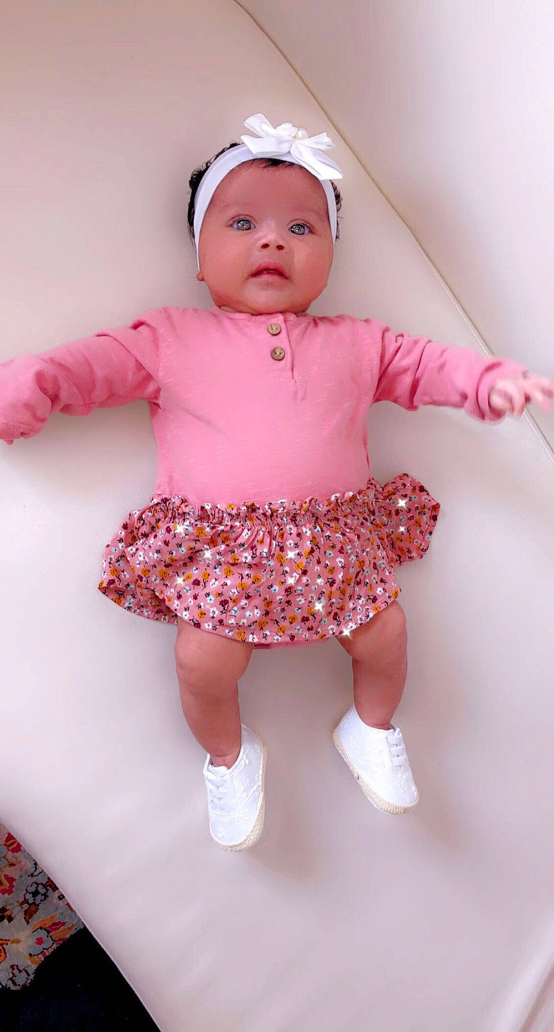 Layel a rejoint le concours — aidez-le/la à gagner de superbes lots ! baby, baby_toddler_clothing, cheek, dress, eye, face, finger, happy, head, headwear, human_body, lip, neck, outerwear, person, pink, purple, shorts, skin, sleeve