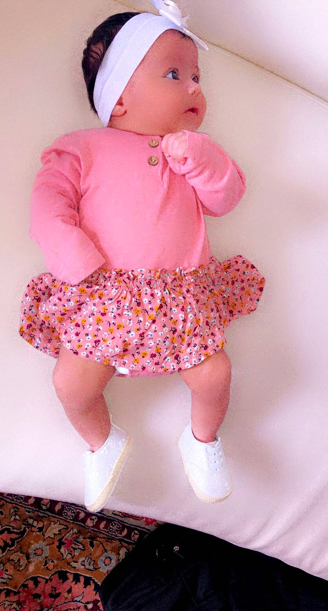 Layel a rejoint le concours — aidez-le/la à gagner de superbes lots ! baby, baby_toddler_clothing, cap, child, human_leg, knee, leg, magenta, orange, peach, person, pink, red, shorts, skin, sleeve, sock, thigh, toddler, toy