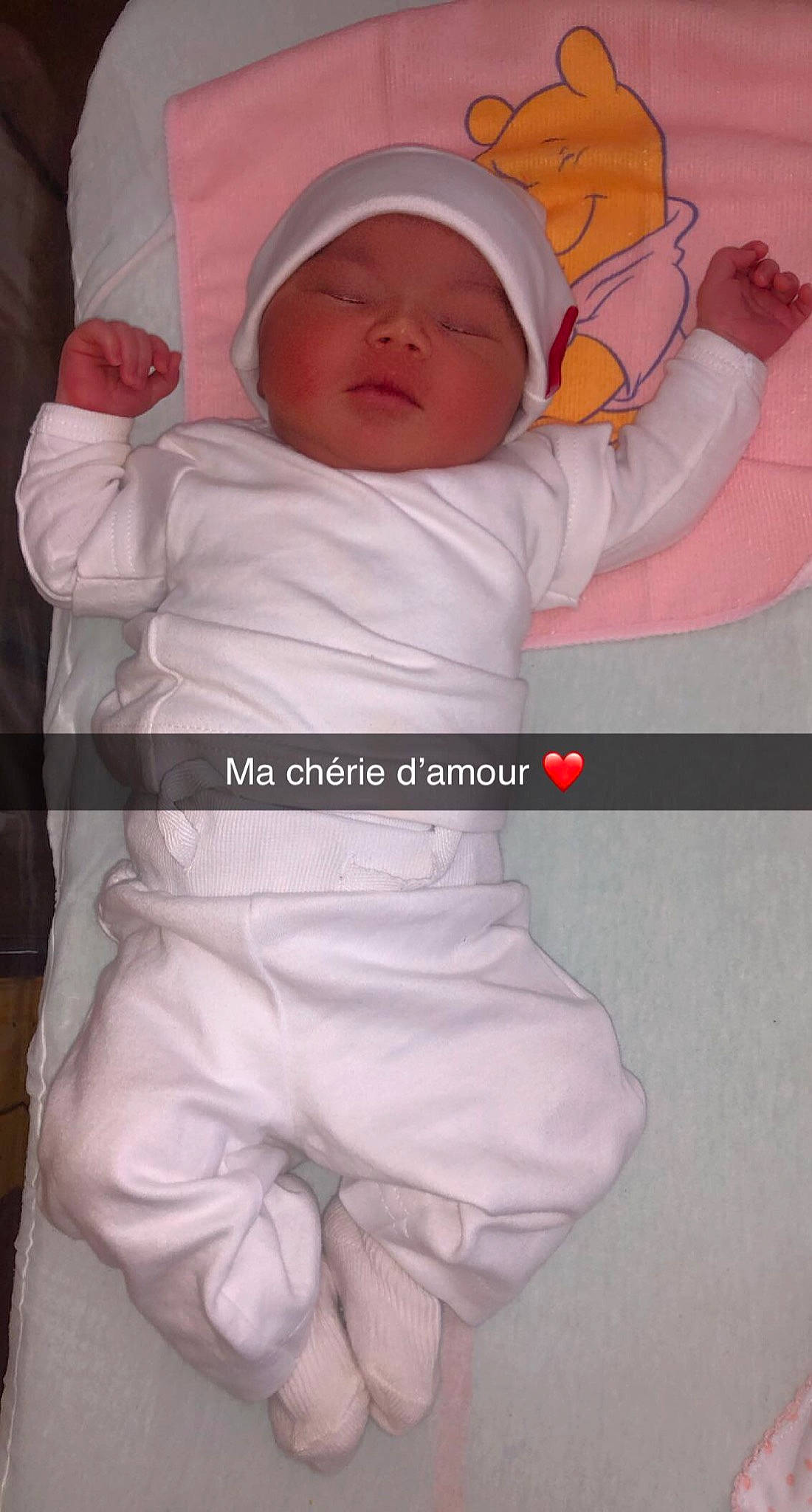 Layel a rejoint le concours — aidez-le/la à gagner de superbes lots ! baby, baby_products, baby_safety, baby_sleeping, baby_toddler_clothing, bedding, bedtime, carmine, cheek, child, comfort, face, headwear, linens, person, pillow, pink, sleeve, sock, textile