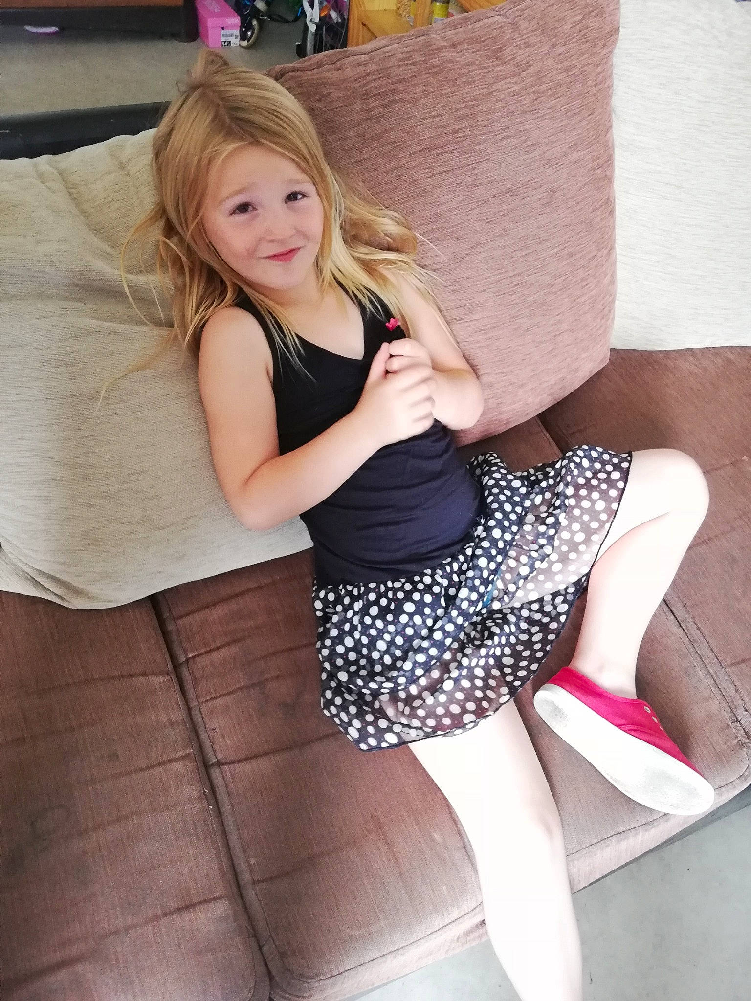 Lyloo a rejoint le concours — aidez-le/la à gagner de superbes lots ! abdomen, beauty, blond, clothing, dress, fashion, footwear, human_body, human_leg, joy, knee, leg, long_hair, pattern, person, pink, selfie, sitting, thigh, tights