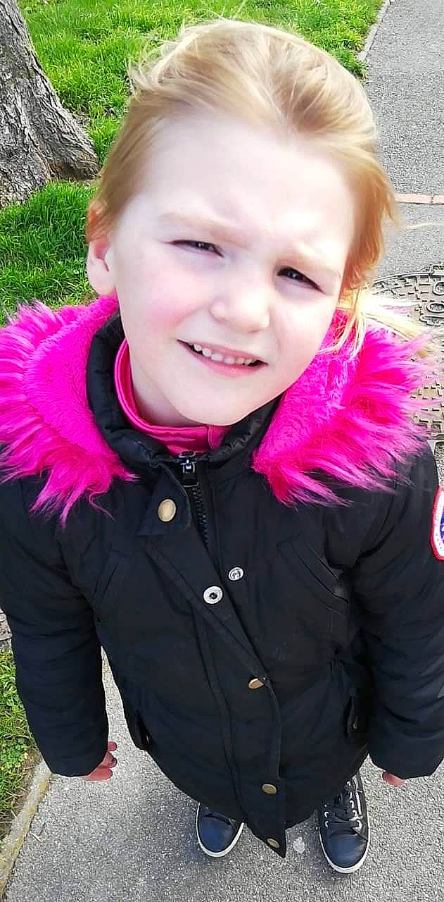 Lyloo a rejoint le concours — aidez-le/la à gagner de superbes lots ! cheek, child, child_model, cool, face, fur, hair, hair_coloring, head, jacket, joy, lip, magenta, neck, nose, outerwear, person, pink, plant, skin