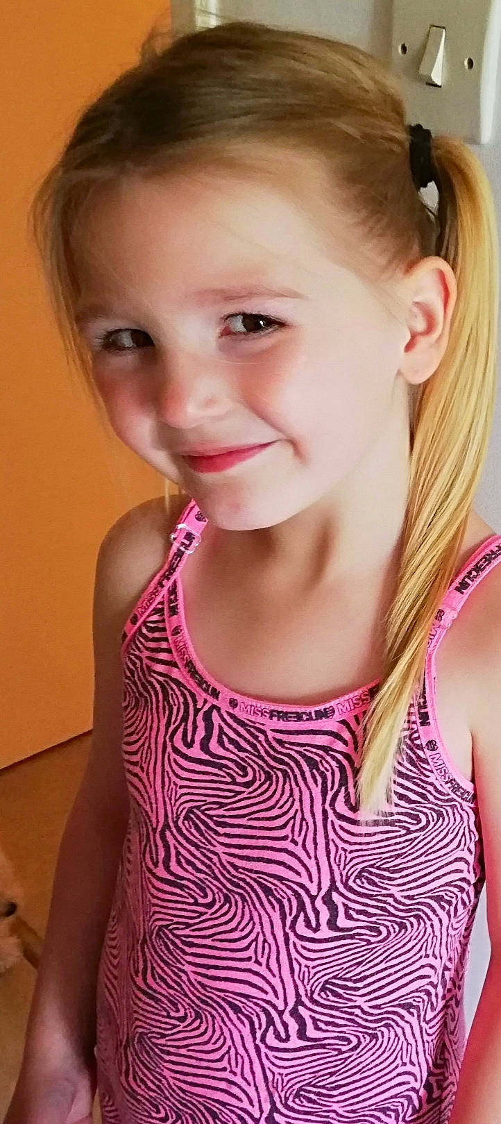 Lyloo a rejoint le concours — aidez-le/la à gagner de superbes lots ! beauty, blond, brown_hair, cheek, child, child_model, chin, ear, face, hair, hairstyle, joy, lip, long_hair, mouth, neck, nose, person, pink, shoulder