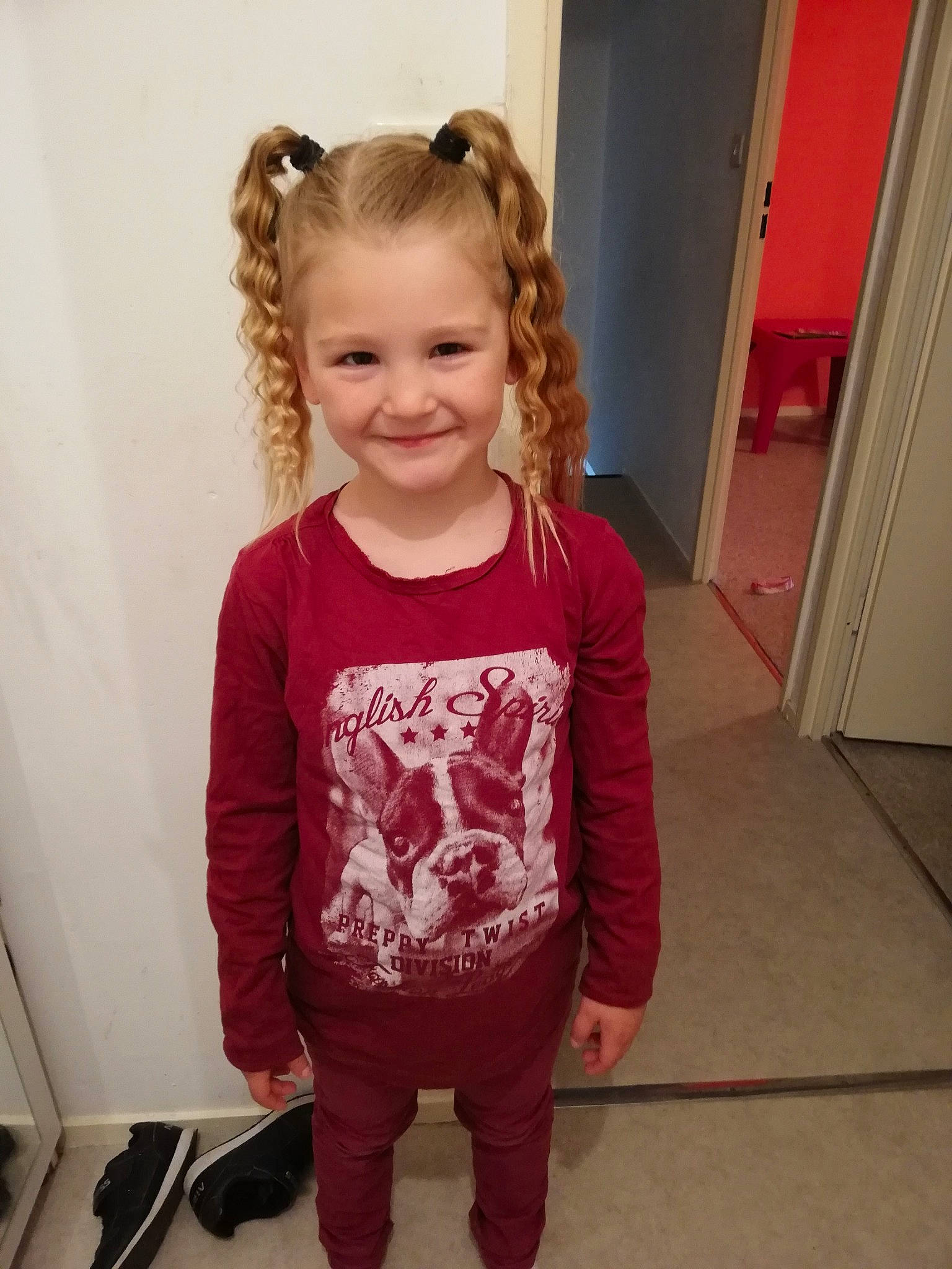 Lyloo a rejoint le concours — aidez-le/la à gagner de superbes lots ! cheek, child, child_model, ear, face, fun, hair, hairstyle, head, joy, long_hair, neck, outerwear, person, pink, skin, sleeve, smile, standing, t_shirt