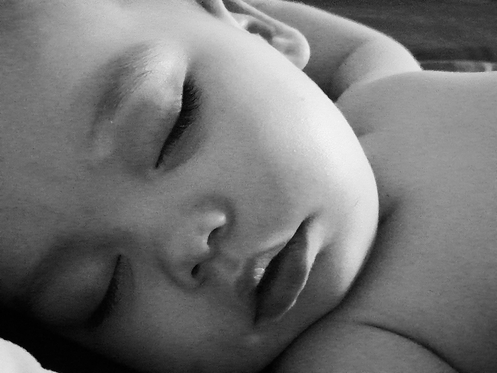 Elise participe au concours pour gagner de l'argent avec cette photo : baby, baby_sleeping, beauty, black, cheek, comfort, eyebrow, eyelash, finger, gesture, hand, happy, head, iris, lip, monochrome_photography, mouth, nose, person, skin