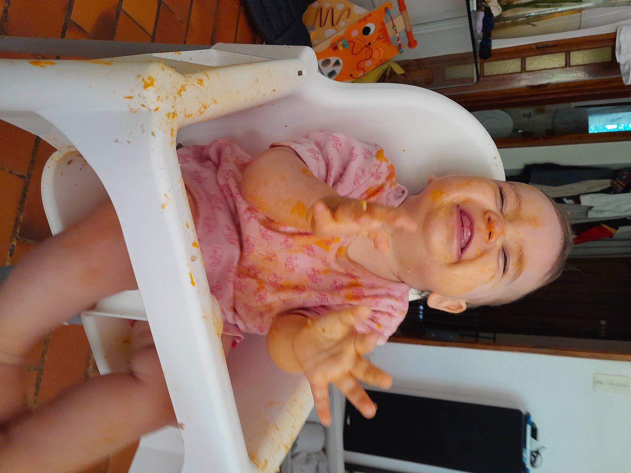 Elise a rejoint le concours — aidez-le/la à gagner de superbes lots ! baby, chair, chest, child, comfort, elbow, flesh, fun, happy, human_leg, knee, person, room, smile, thigh, toddler, vacation