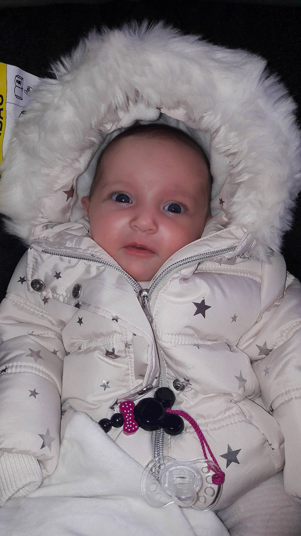 Selena participe au concours pour gagner de l'argent avec cette photo : cheek, child, eye, face, fur, fur_clothing, girl, head, infant, nose, person, pink, product, skin, smile, textile, toddler, white, winter