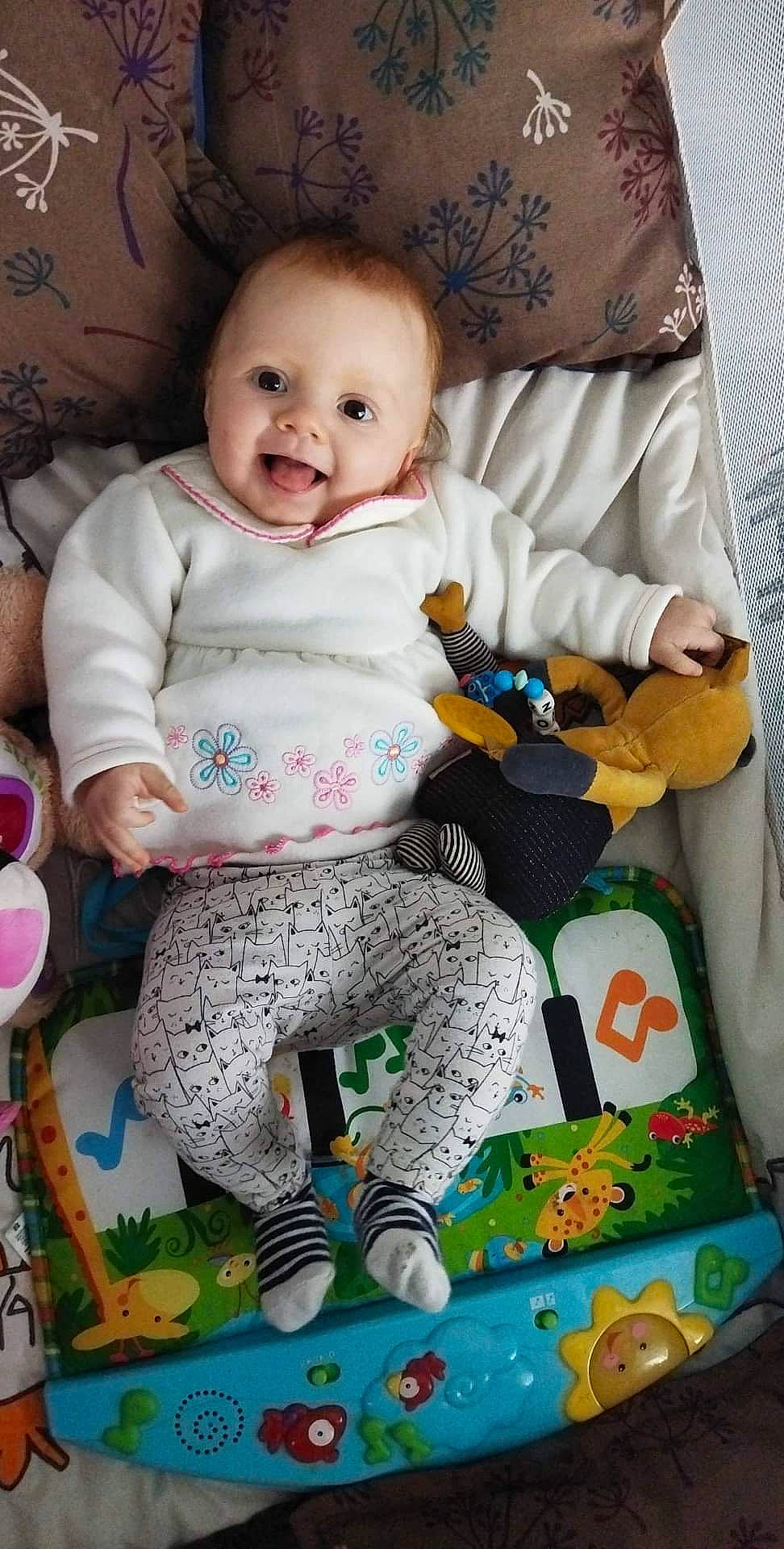 Noémie a rejoint le concours — aidez-le/la à gagner de superbes lots ! baby, baby_toddler_clothing, cheek, child, comfort, eye, hairstyle, happy, head, mammal, pattern, person, product, sitting, skin, sleeve, smile, sock, textile, toddler