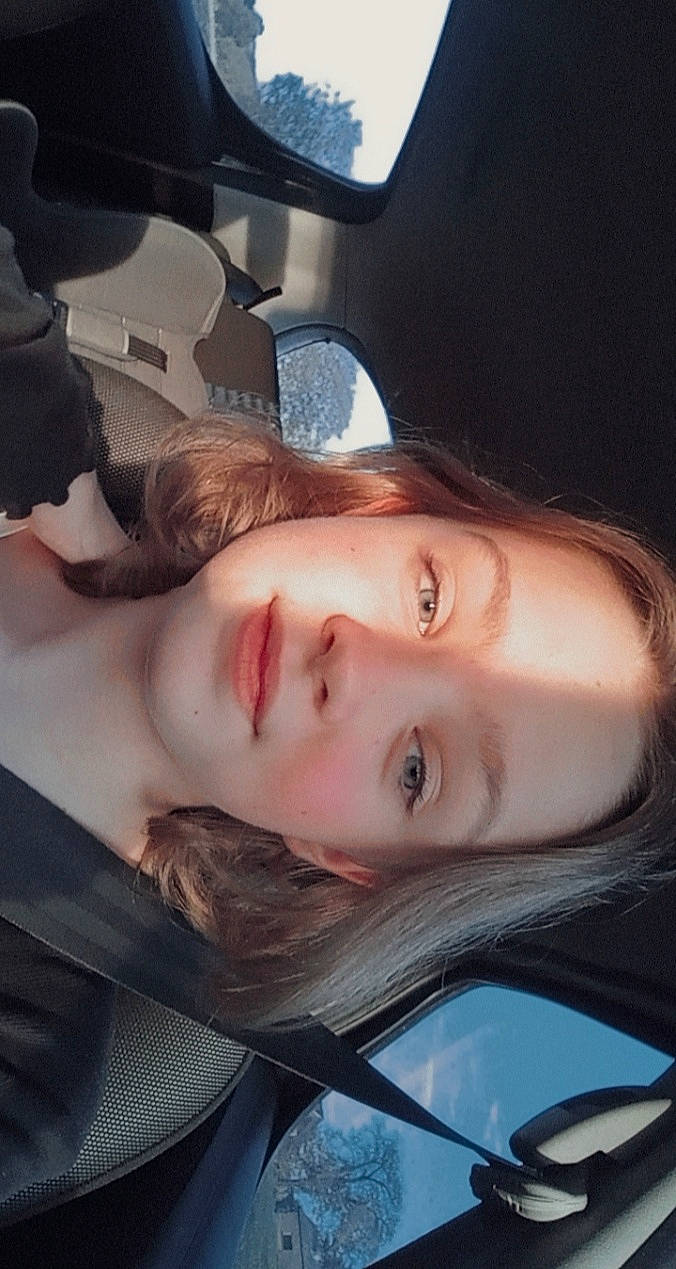 Romane participe au concours pour gagner de l'argent avec cette photo : automotive_design, black_hair, comfort, cool, eyebrow, eyelash, eyewear, facial_expression, hairstyle, jaw, lip, mammal, mouth, neck, nose, person, smile, tree, vehicle_door, vertebrate