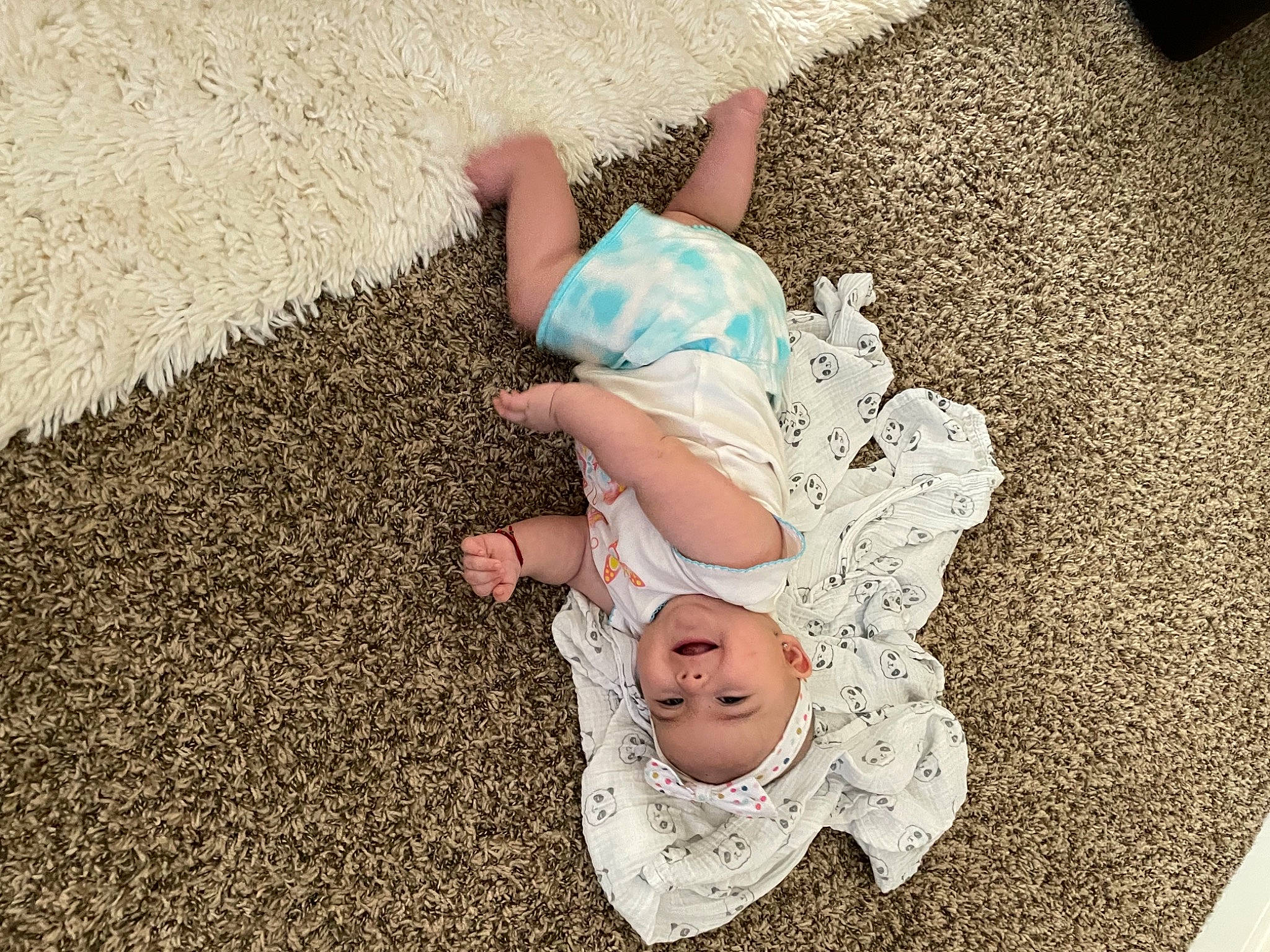 Aitana is registered to the contest to win money with this photo: baby, baby_toddler_clothing, barefoot, child, finger, foot, fun, gesture, grass, happy, headwear, human_leg, interaction, joy, leg, nail, pattern, people_in_nature, person, sand