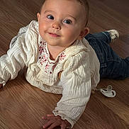 Lou participe au concours pour gagner de l'argent avec cette photo : baby, child, floor, wooden_floor, white_clothing, jeans, pacifier, smile, face, eyes, hand, crawling, indoor, cute, portrait, infant, toddler, baby_girl, clothing, casual