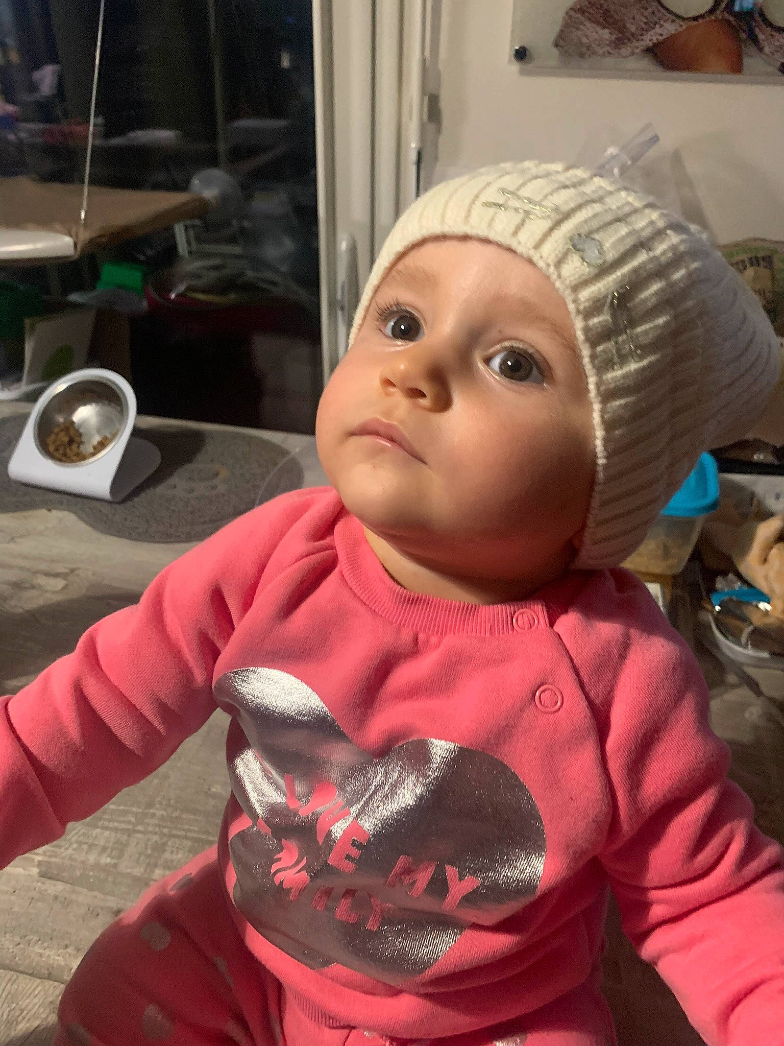 Maddy participe au concours pour gagner de l'argent avec cette photo : baby, baby_toddler_clothing, beanie, cap, carmine, cheek, child, cool, doll, fashion_accessory, fun, fur, headwear, knit_cap, person, sitting, skin, sleeve, t_shirt, toddler