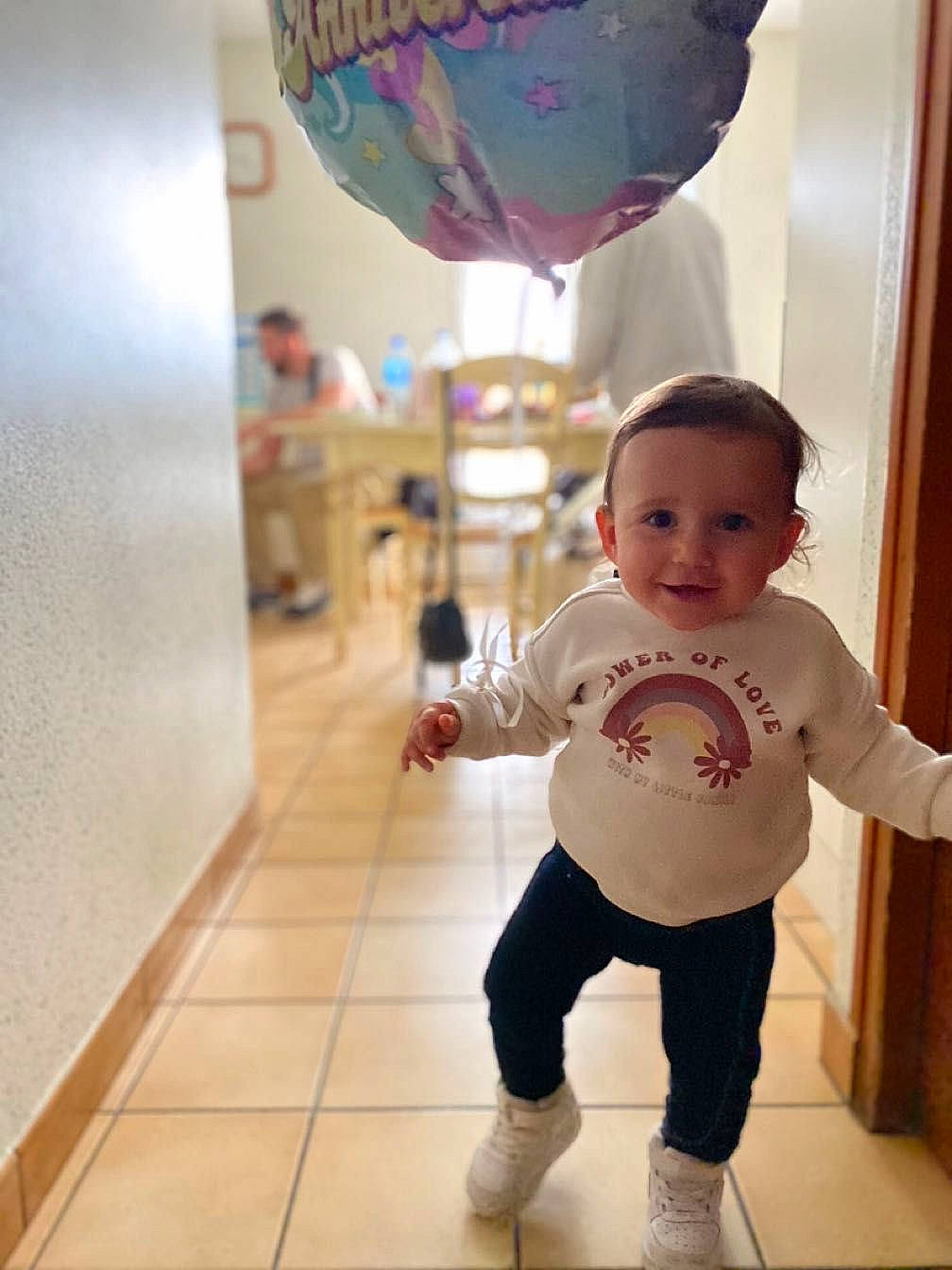 Maddy a rejoint le concours — aidez-le/la à gagner de superbes lots ! baby, baby_toddler_clothing, cheek, child, event, floor, flooring, fun, gesture, happy, hardwood, joy, leg, magenta, person, room, sitting, sleeve, smile, t_shirt