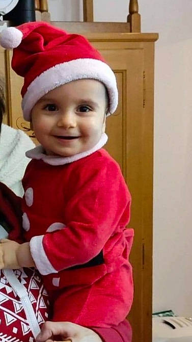 Caleb participe au concours pour gagner de l'argent avec cette photo : baby, baby_toddler_clothing, cap, child, christmas, costume_hat, event, eye, fictional_character, fur, happy, hat, headwear, holiday, joy, lap, person, santa_claus, sleeve, smile