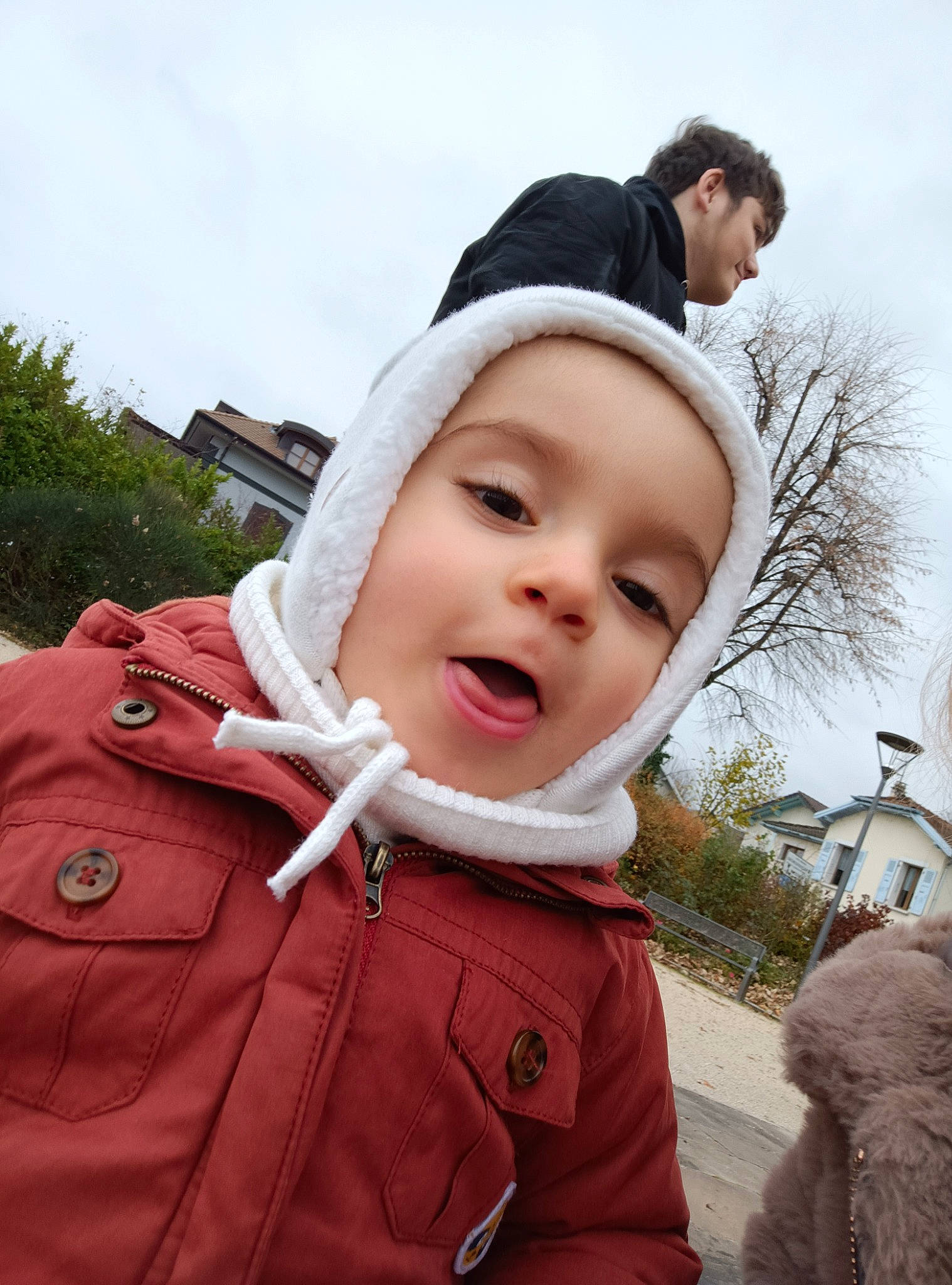 Caleb a rejoint le concours — aidez-le/la à gagner de superbes lots ! child, cool, freezing, fun, fur, gesture, grass, happy, headwear, leisure, nose, people_in_nature, person, plant, recreation, skin, sky, sleeve, smile, toddler