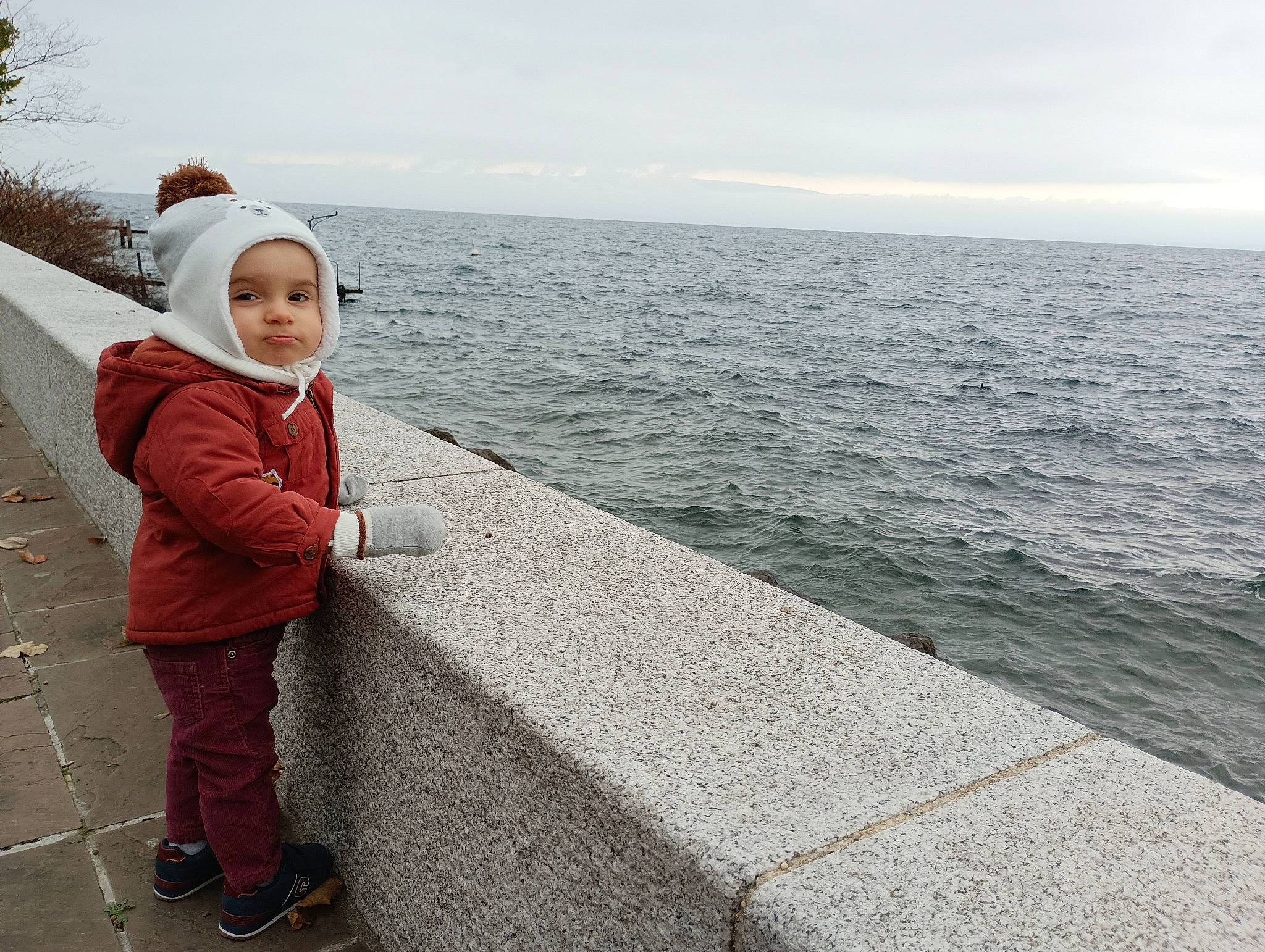 Caleb a rejoint le concours — aidez-le/la à gagner de superbes lots ! child, cloud, coast, fun, happy, headwear, horizon, lake, leisure, ocean, people_in_nature, person, recreation, rock, sitting, sky, smile, standing, toddler, tourism