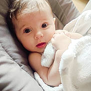 Shelly a rejoint le concours — aidez-le/la à gagner de superbes lots ! baby, blanket, cushion, face, infant, child, soft, comfort, hands, eyes, skin, portrait, cute, resting, indoors, closeup, young, person, expression, warm
