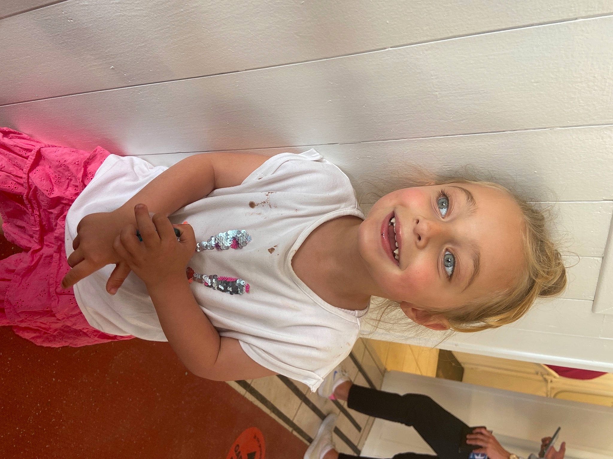 Maeva a rejoint le concours — aidez-le/la à gagner de superbes lots ! abdomen, baby, baby_toddler_clothing, cheek, chest, child, elbow, flooring, fun, happy, joy, mouth, nose, person, skin, sleeve, smile, t_shirt, thigh, thumb