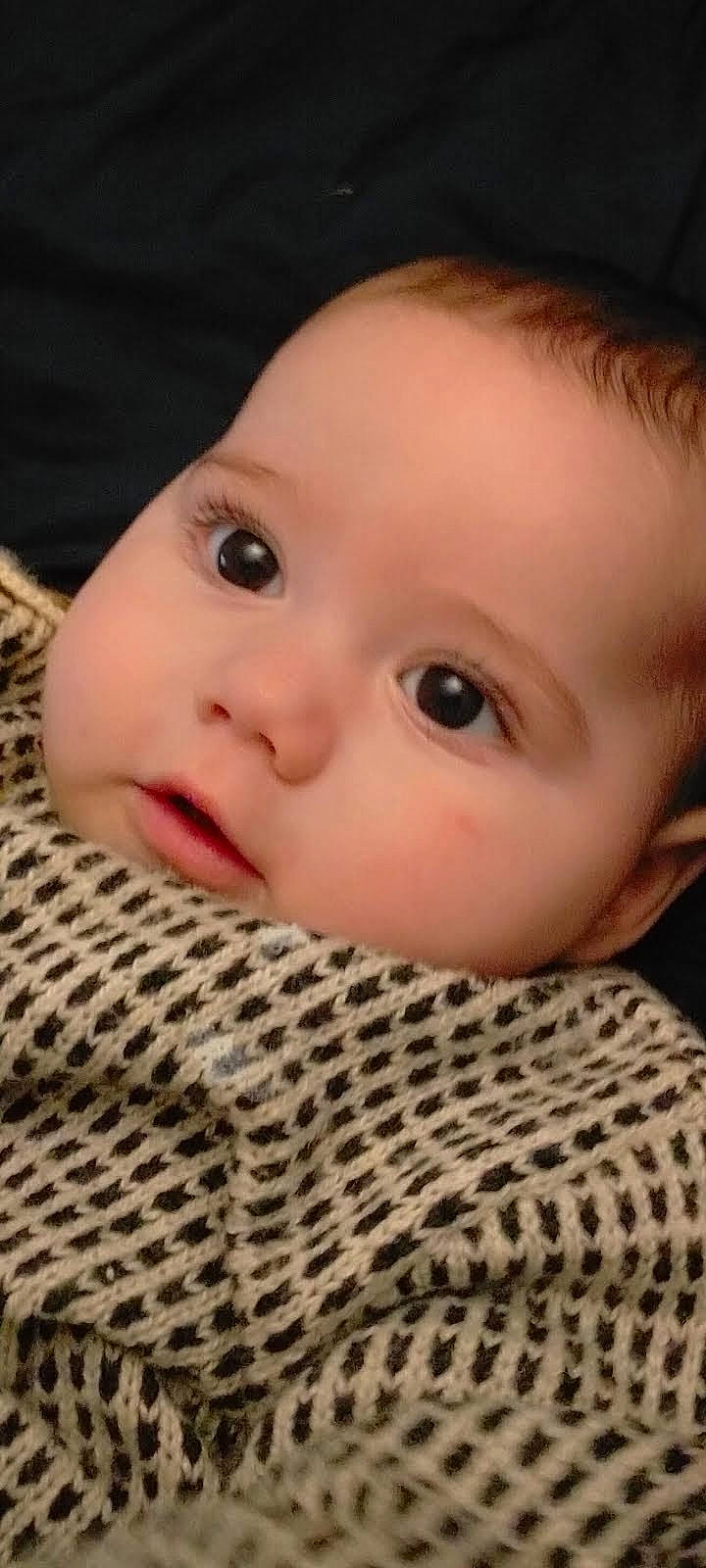 Kais participe au concours pour gagner de l'argent avec cette photo : baby, baby_toddler_clothing, beauty, cheek, child, chin, close_up, eyebrow, eyelash, facial_expression, forehead, iris, lip, mammal, nose, pattern, person, skin, sleeve, toddler