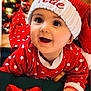 Jade a rejoint le concours — aidez-le/la à gagner de superbes lots ! baby, background_blur, celebration, child, christmas_hat, christmas_tree, cozy, cute, face, festive, happy, hat, holiday, indoors, infant, polka_dots, portrait, red_clothing, smiling, warm