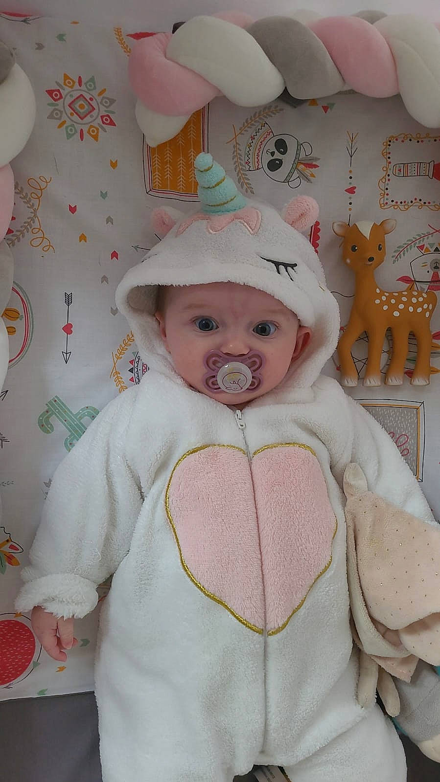 Emma participe au concours pour gagner de l'argent avec cette photo : baby, baby_products, baby_toddler_clothing, cheek, child, costume_hat, face, fashion_accessory, fur, headwear, linens, party_supply, pattern, peach, person, pink, room, skin, sleeve, textile