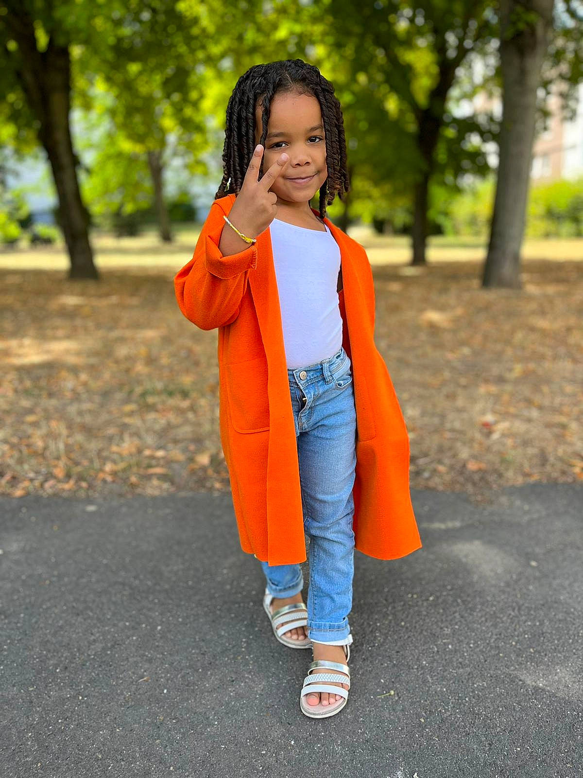 Ayanah a rejoint le concours — aidez-le/la à gagner de superbes lots ! asphalt, clothing, eye, face, fun, grass, hair, hairstyle, happy, head, joy, leg, leisure, orange, people_in_nature, person, plant, sleeve, smile, tree