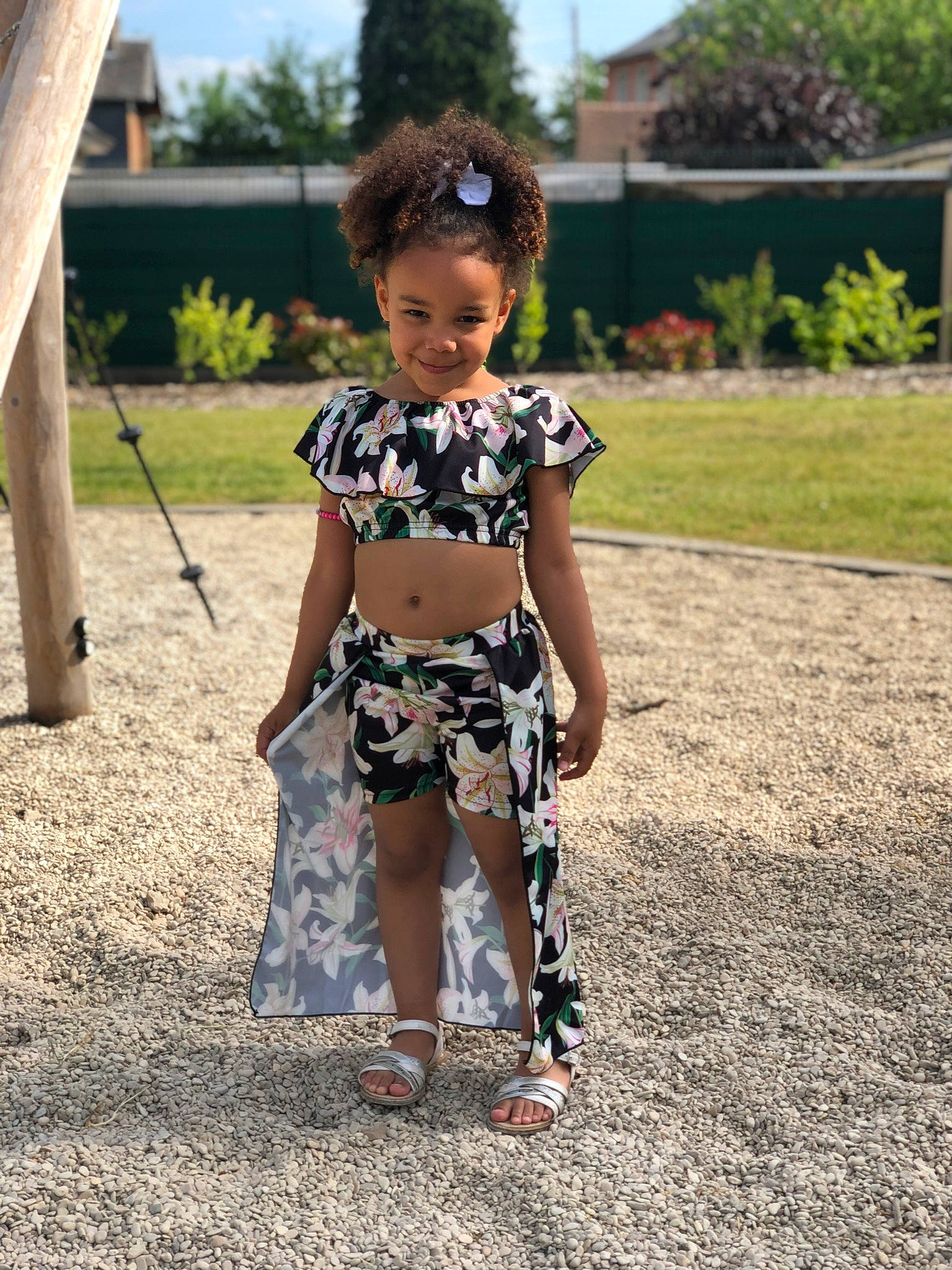 Ayanah participe au concours pour gagner de l'argent avec cette photo : denim, electric_blue, eyewear, grass, hairstyle, happy, human_body, human_leg, jewellery, joy, leisure, person, plant, recreation, shoulder, sleeve, t_shirt, thigh, toddler, tree