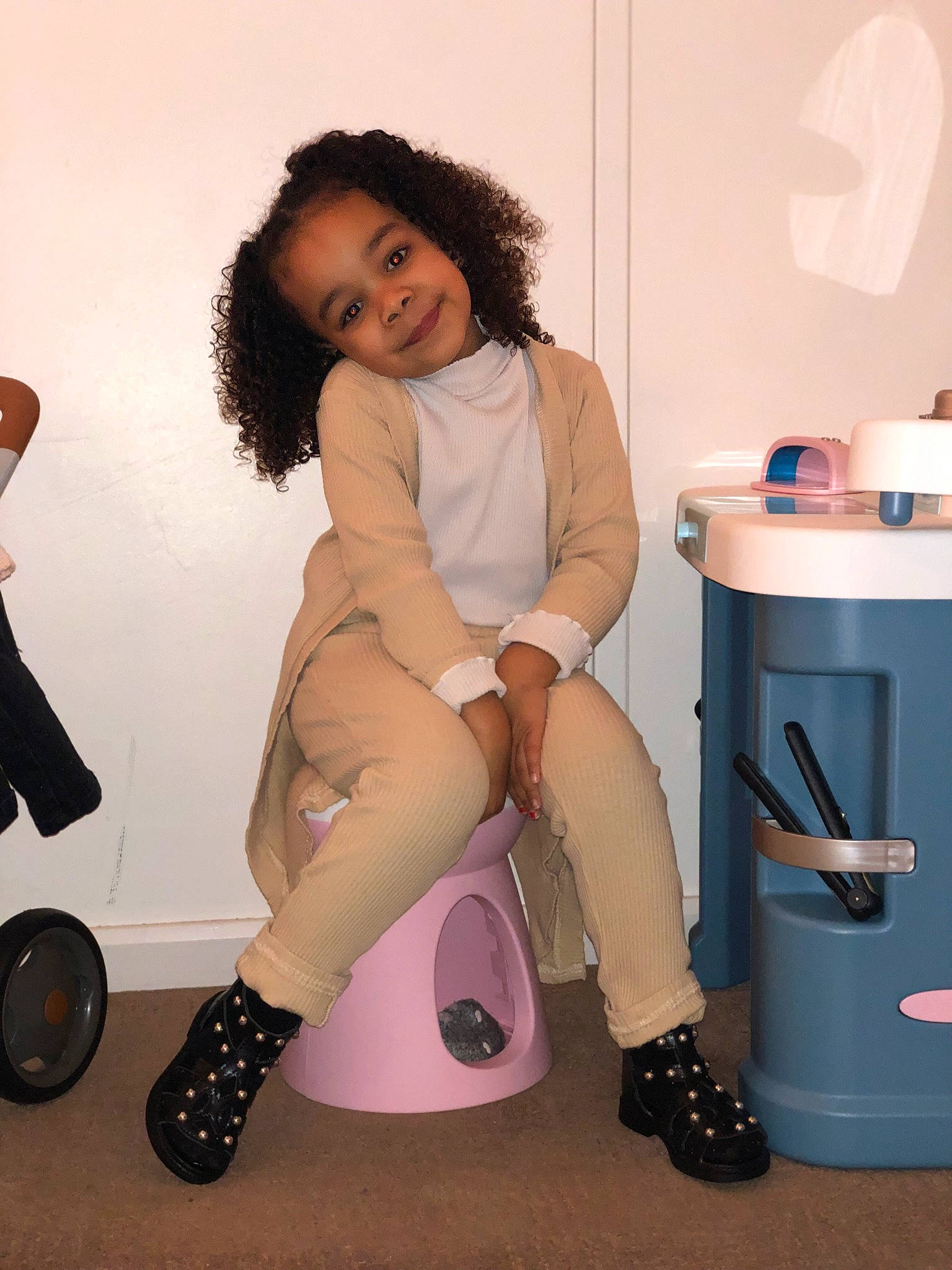 Ayanah participe au concours pour gagner de l'argent avec cette photo : black_hair, fashion_design, foot, happy, human_body, human_leg, joint, joy, knee, leg, long_hair, person, purple, sandal, shoe, shoulder, sleeve, smile, sneakers, sock